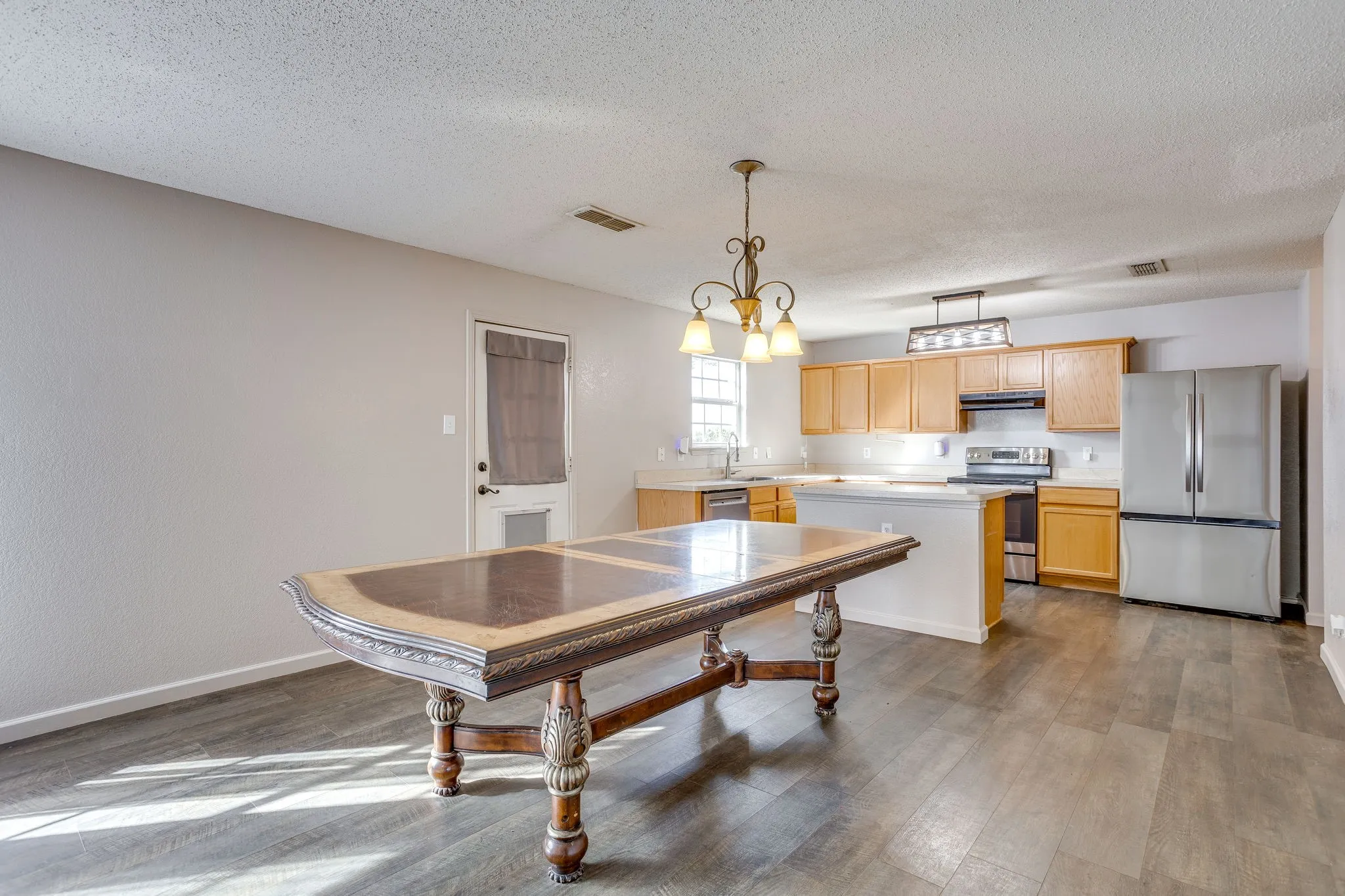 Single Family Residence For Sale in Johnson County , 2521 Buffalo Run, Burleson, Texas 76028, 3 Bedroom, 3 Bathroom, 2 Garage spaces, 2,568 Sqft, built in 2004, mls#21343216, Real Estate Agent in Burleson, Homes For Sale in Johnson county, Homes For Sale in Burleson, Realtor in Burleson Texas, Real Estate Brokerage Independent Realty Texas, Luminita Cordes Realtor
