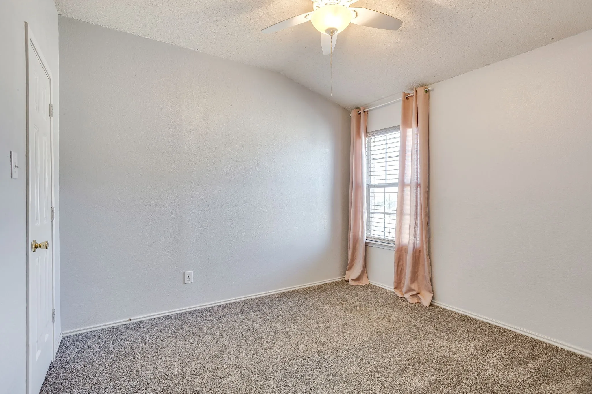 Single Family Residence For Sale in Johnson County , 2521 Buffalo Run, Burleson, Texas 76028, 3 Bedroom, 3 Bathroom, 2 Garage spaces, 2,568 Sqft, built in 2004, mls#21343216, Real Estate Agent in Burleson, Homes For Sale in Johnson county, Homes For Sale in Burleson, Realtor in Burleson Texas, Real Estate Brokerage Independent Realty Texas, Luminita Cordes Realtor