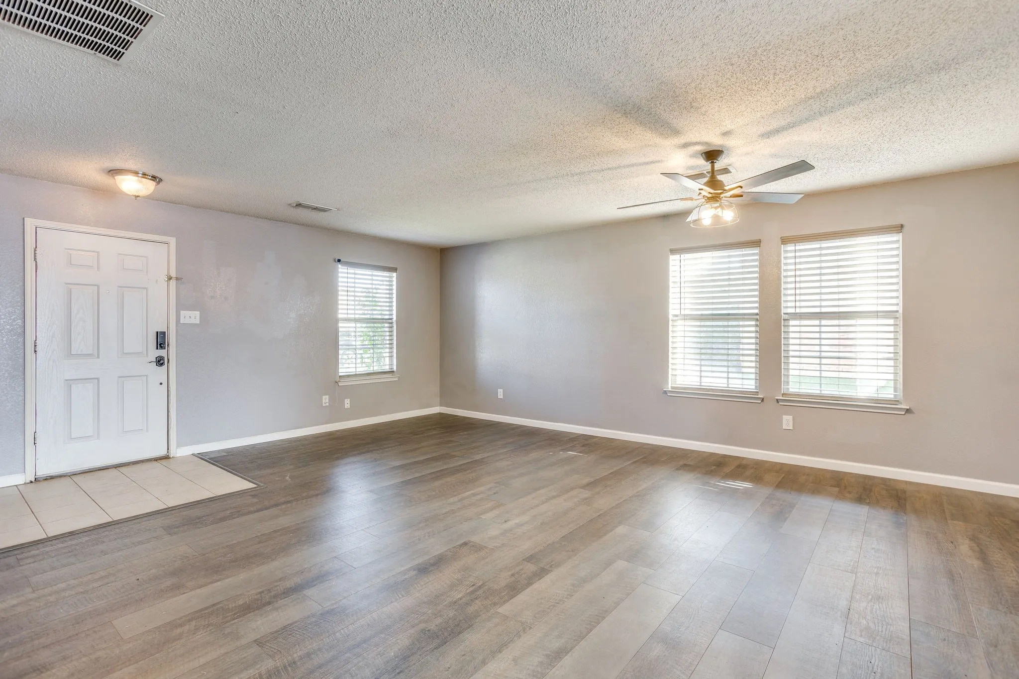 Single Family Residence For Sale in Johnson County , 2521 Buffalo Run, Burleson, Texas 76028, 3 Bedroom, 3 Bathroom, 2 Garage spaces, 2,568 Sqft, built in 2004, mls#21343216, Real Estate Agent in Burleson, Homes For Sale in Johnson county, Homes For Sale in Burleson, Realtor in Burleson Texas, Real Estate Brokerage Independent Realty Texas, Luminita Cordes Realtor