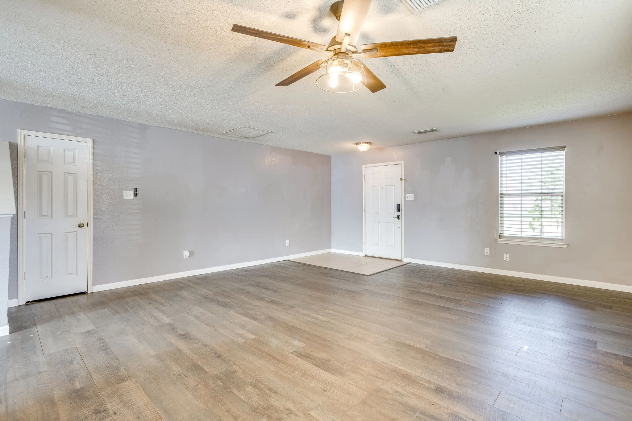 Single Family Residence For Sale in Johnson County , 2521 Buffalo Run, Burleson, Texas 76028, 3 Bedroom, 3 Bathroom, 2 Garage spaces, 2,568 Sqft, built in 2004, mls#21343216, Real Estate Agent in Burleson, Homes For Sale in Johnson county, Homes For Sale in Burleson, Realtor in Burleson Texas, Real Estate Brokerage Independent Realty Texas, Luminita Cordes Realtor