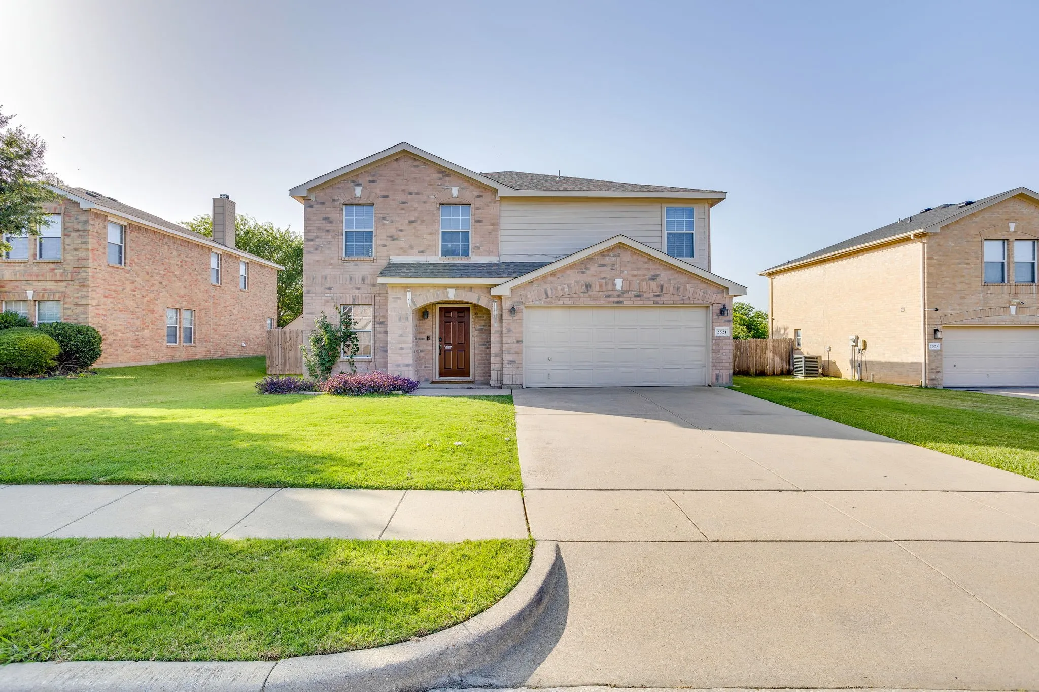 Single Family Residence For Sale in Johnson County , 2521 Buffalo Run, Burleson, Texas 76028, 3 Bedroom, 3 Bathroom, 2 Garage spaces, 2,568 Sqft, built in 2004, mls#21343216, Real Estate Agent in Burleson, Homes For Sale in Johnson county, Homes For Sale in Burleson, Realtor in Burleson Texas, Real Estate Brokerage Independent Realty Texas, Luminita Cordes Realtor