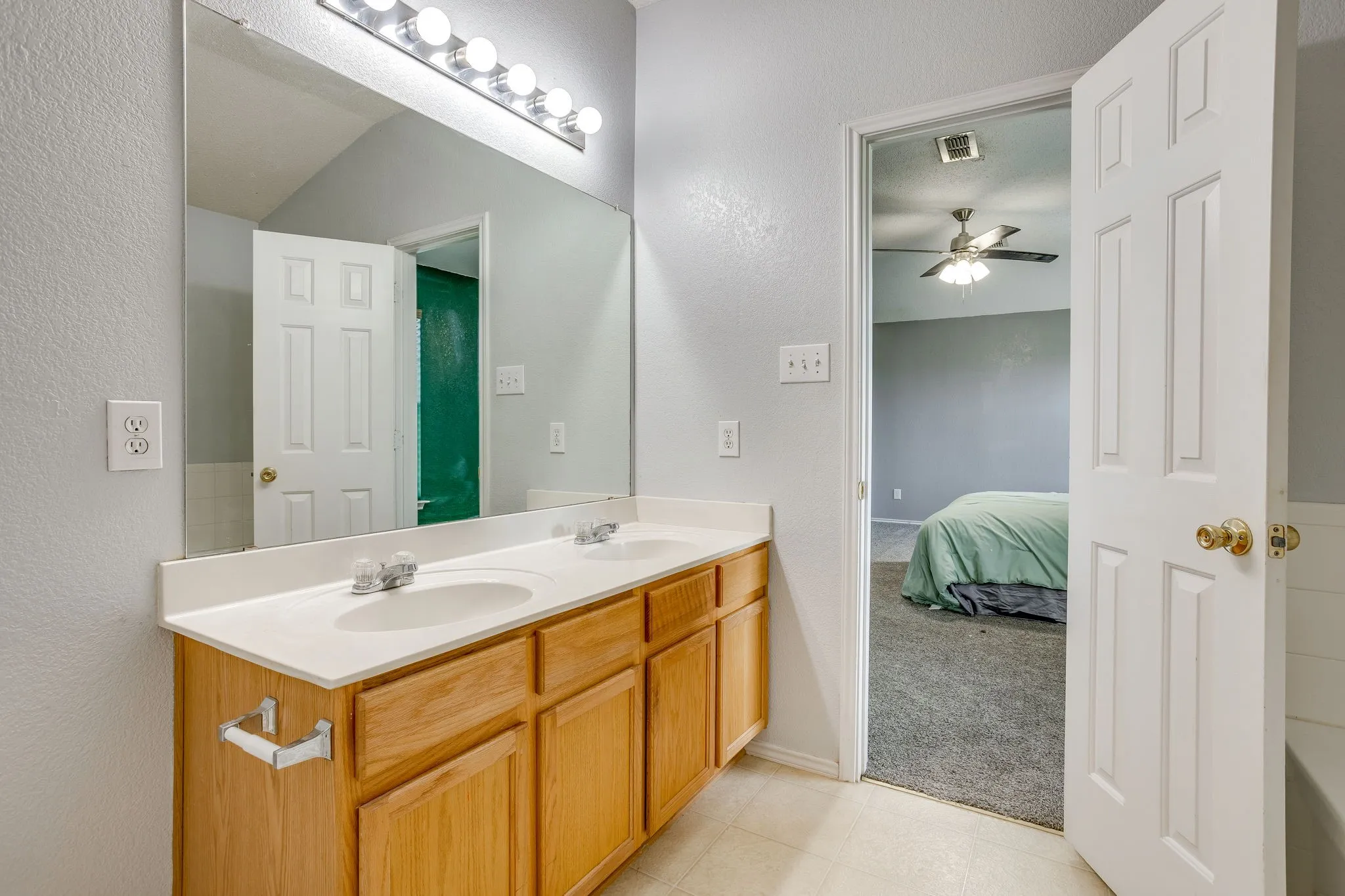 Single Family Residence For Sale in Johnson County , 2521 Buffalo Run, Burleson, Texas 76028, 3 Bedroom, 3 Bathroom, 2 Garage spaces, 2,568 Sqft, built in 2004, mls#21343216, Real Estate Agent in Burleson, Homes For Sale in Johnson county, Homes For Sale in Burleson, Realtor in Burleson Texas, Real Estate Brokerage Independent Realty Texas, Luminita Cordes Realtor