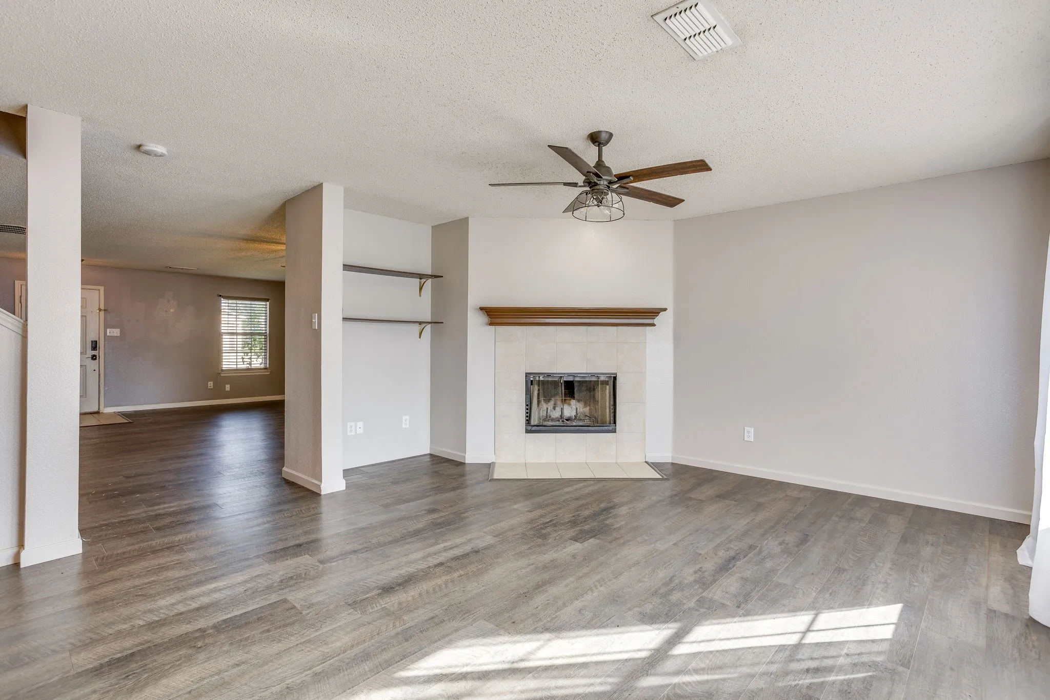 Single Family Residence For Sale in Johnson County , 2521 Buffalo Run, Burleson, Texas 76028, 3 Bedroom, 3 Bathroom, 2 Garage spaces, 2,568 Sqft, built in 2004, mls#21343216, Real Estate Agent in Burleson, Homes For Sale in Johnson county, Homes For Sale in Burleson, Realtor in Burleson Texas, Real Estate Brokerage Independent Realty Texas, Luminita Cordes Realtor