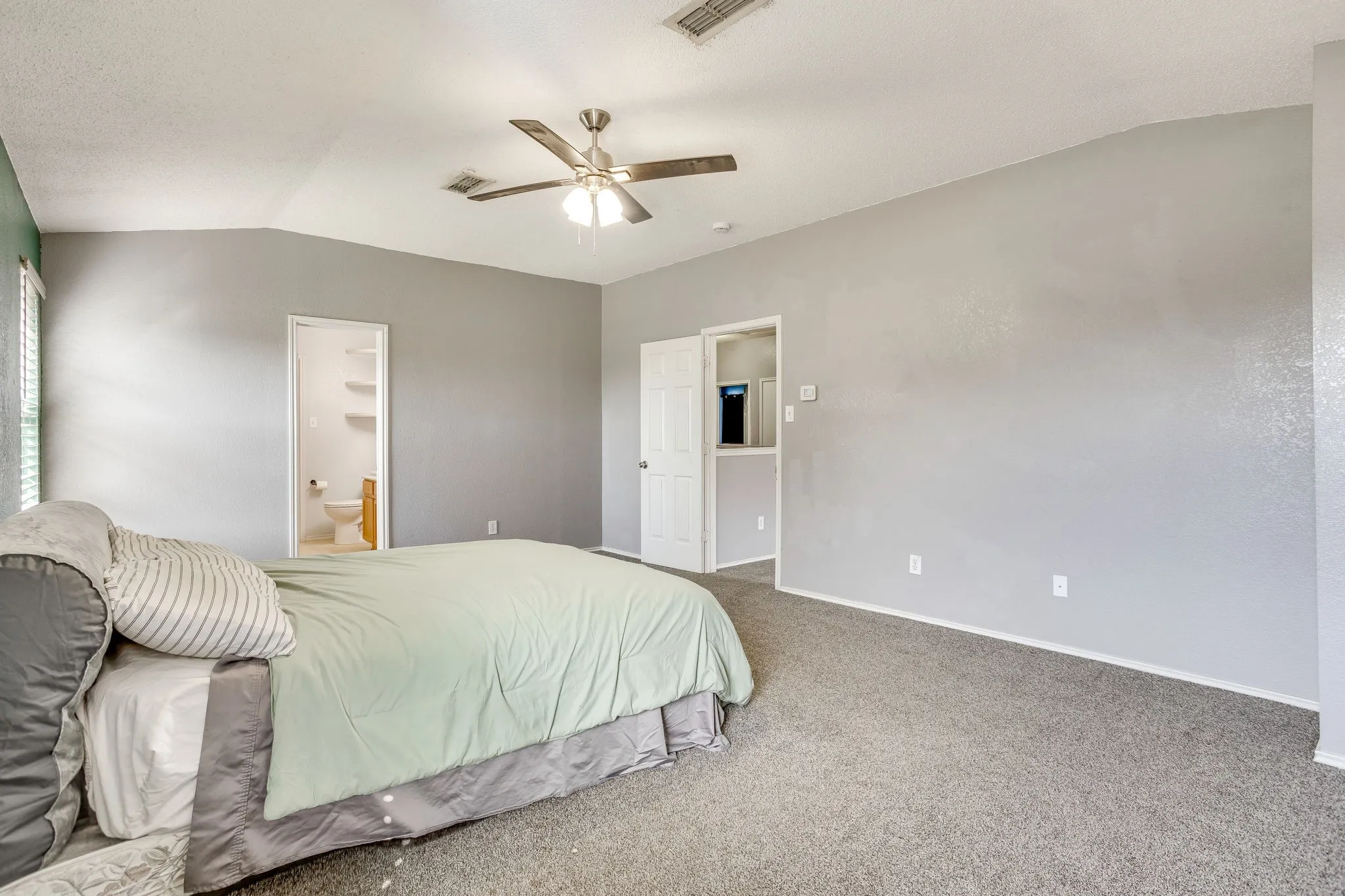Single Family Residence For Sale in Johnson County , 2521 Buffalo Run, Burleson, Texas 76028, 3 Bedroom, 3 Bathroom, 2 Garage spaces, 2,568 Sqft, built in 2004, mls#21343216, Real Estate Agent in Burleson, Homes For Sale in Johnson county, Homes For Sale in Burleson, Realtor in Burleson Texas, Real Estate Brokerage Independent Realty Texas, Luminita Cordes Realtor
