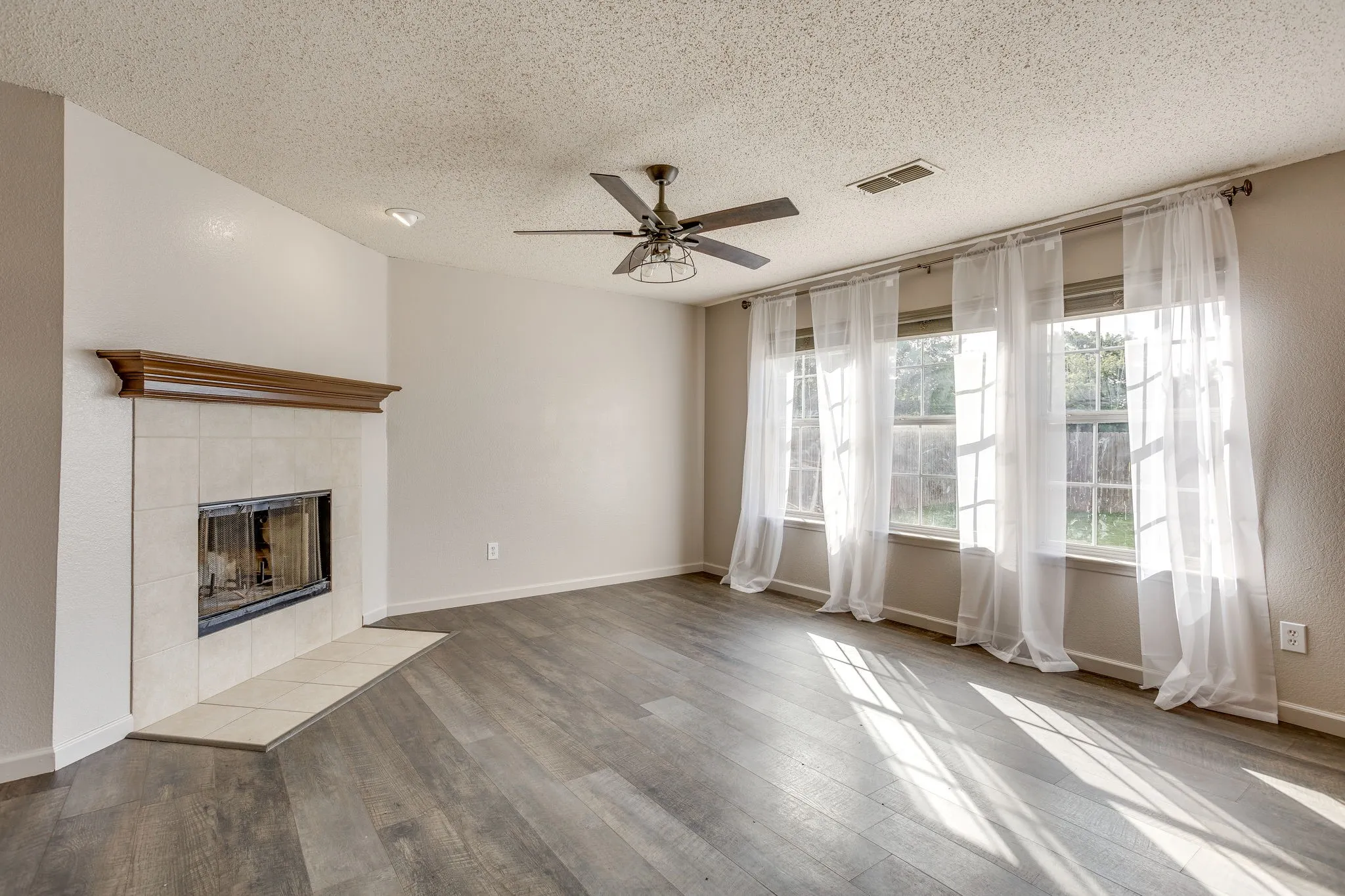 Single Family Residence For Sale in Johnson County , 2521 Buffalo Run, Burleson, Texas 76028, 3 Bedroom, 3 Bathroom, 2 Garage spaces, 2,568 Sqft, built in 2004, mls#21343216, Real Estate Agent in Burleson, Homes For Sale in Johnson county, Homes For Sale in Burleson, Realtor in Burleson Texas, Real Estate Brokerage Independent Realty Texas, Luminita Cordes Realtor