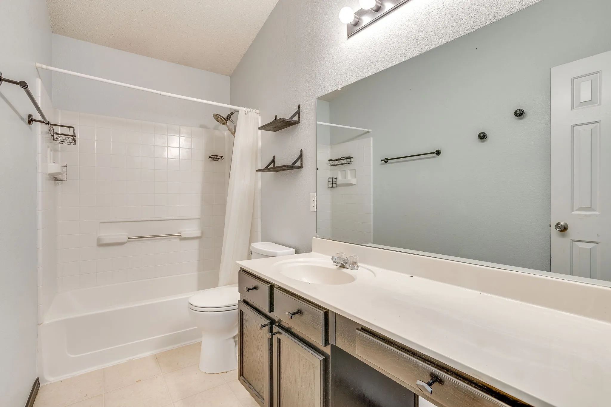 Single Family Residence For Sale in Johnson County , 2521 Buffalo Run, Burleson, Texas 76028, 3 Bedroom, 3 Bathroom, 2 Garage spaces, 2,568 Sqft, built in 2004, mls#21343216, Real Estate Agent in Burleson, Homes For Sale in Johnson county, Homes For Sale in Burleson, Realtor in Burleson Texas, Real Estate Brokerage Independent Realty Texas, Luminita Cordes Realtor