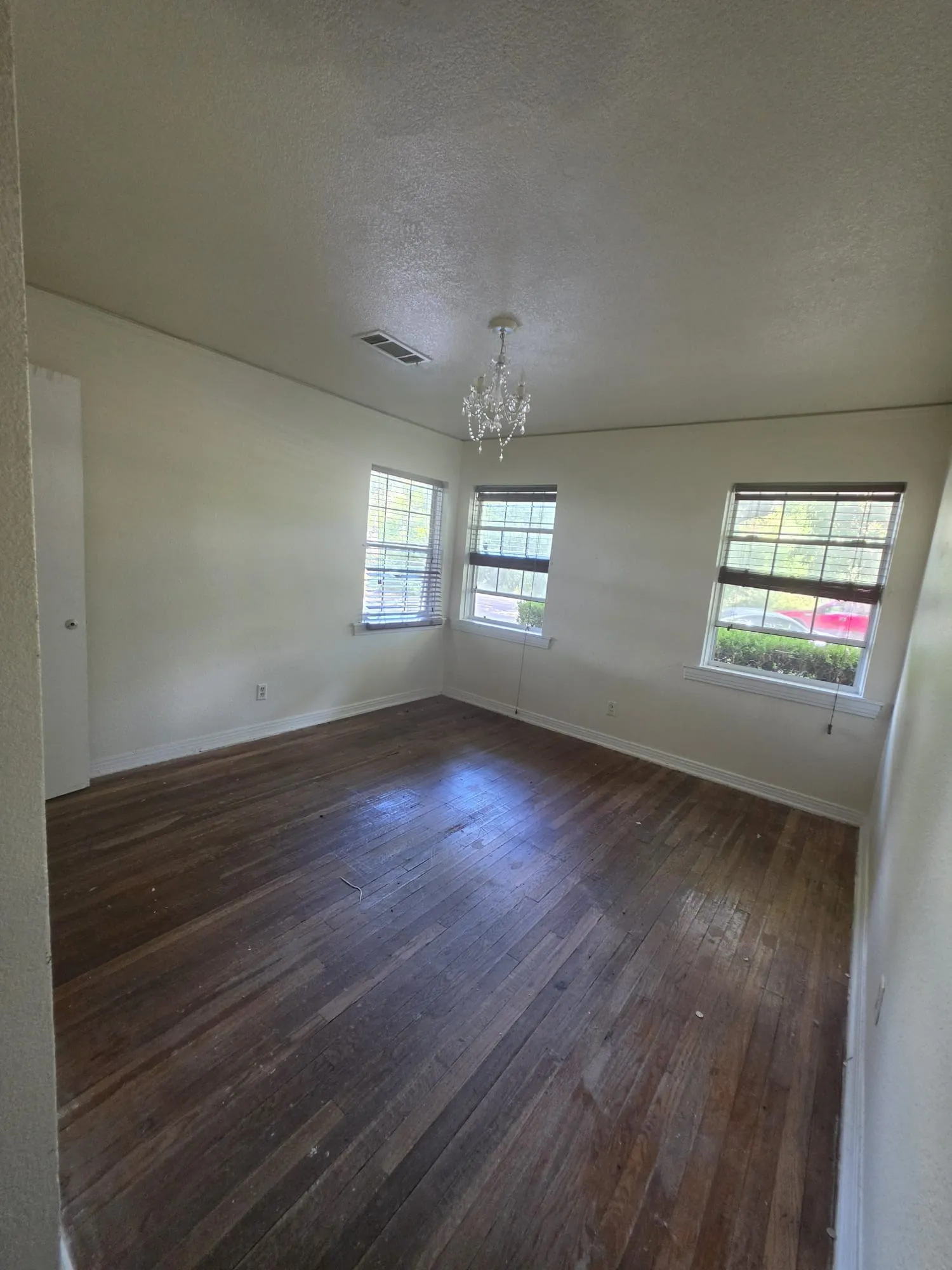 Single Family Residence For Sale in Dallas County , 235 N Shore Drive, Dallas, Texas 75216, 2 Bedroom, 1 Bathroom, Garage spaces, 945 Sqft, built in 1947, mls#21343217, Real Estate Agent in Dallas, Homes For Sale in Dallas county, Homes For Sale in Dallas, Realtor in Dallas Texas, Real Estate Brokerage Independent Realty Texas, Luminita Cordes Realtor