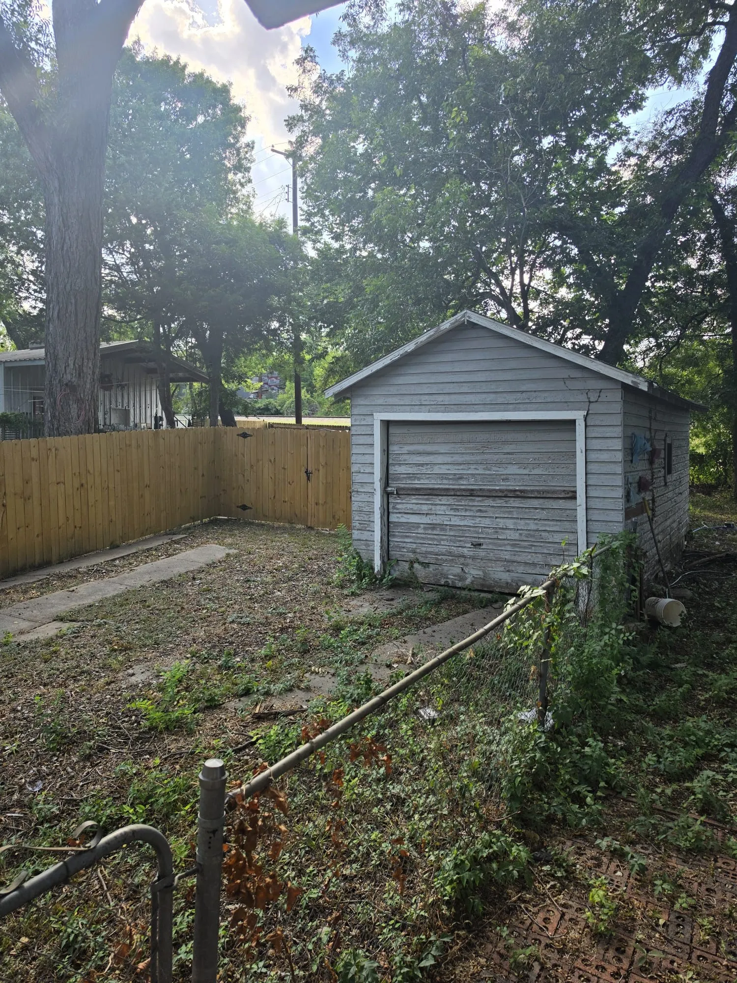 Single Family Residence For Sale in Dallas County , 235 N Shore Drive, Dallas, Texas 75216, 2 Bedroom, 1 Bathroom, Garage spaces, 945 Sqft, built in 1947, mls#21343217, Real Estate Agent in Dallas, Homes For Sale in Dallas county, Homes For Sale in Dallas, Realtor in Dallas Texas, Real Estate Brokerage Independent Realty Texas, Luminita Cordes Realtor