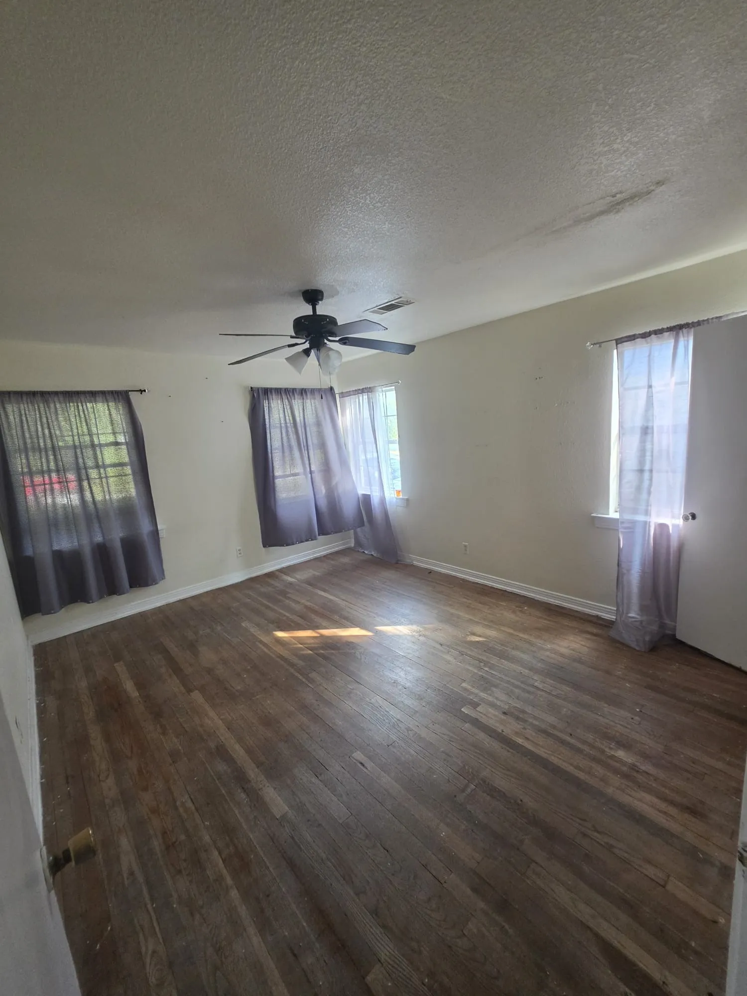 Single Family Residence For Sale in Dallas County , 235 N Shore Drive, Dallas, Texas 75216, 2 Bedroom, 1 Bathroom, Garage spaces, 945 Sqft, built in 1947, mls#21343217, Real Estate Agent in Dallas, Homes For Sale in Dallas county, Homes For Sale in Dallas, Realtor in Dallas Texas, Real Estate Brokerage Independent Realty Texas, Luminita Cordes Realtor