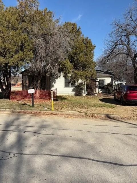 Single Family Residence For Sale in Tarrant County , 201 E Vine Street, Keller, Texas 76248, 1 Bedroom, 1 Bathroom, Garage spaces, 1,280 Sqft, built in 1950, mls#21343132, Real Estate Agent in Keller, Homes For Sale in Tarrant county, Homes For Sale in Keller, Realtor in Keller Texas, Real Estate Brokerage Independent Realty Texas, Luminita Cordes Realtor