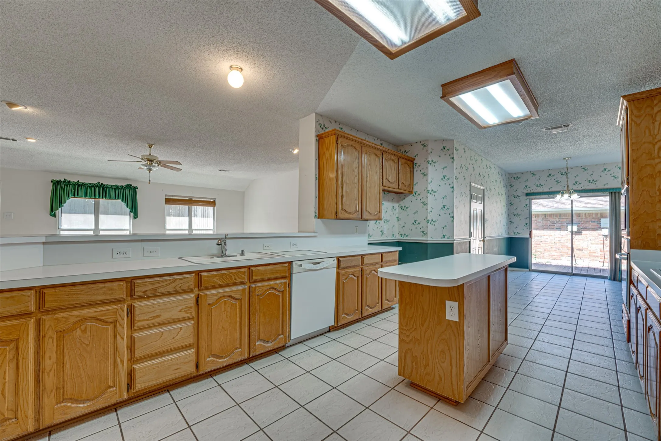 Single Family Residence For Sale in Dallas County , 4102 Baywatch Drive, Rowlett, Texas 75088, 4 Bedroom, 2 Bathroom, 2 Garage spaces, 2,893 Sqft, built in 1994, mls#21339697, Real Estate Agent in Rowlett, Homes For Sale in Dallas county, Homes For Sale in Rowlett, Realtor in Rowlett Texas, Real Estate Brokerage Independent Realty Texas, Luminita Cordes Realtor