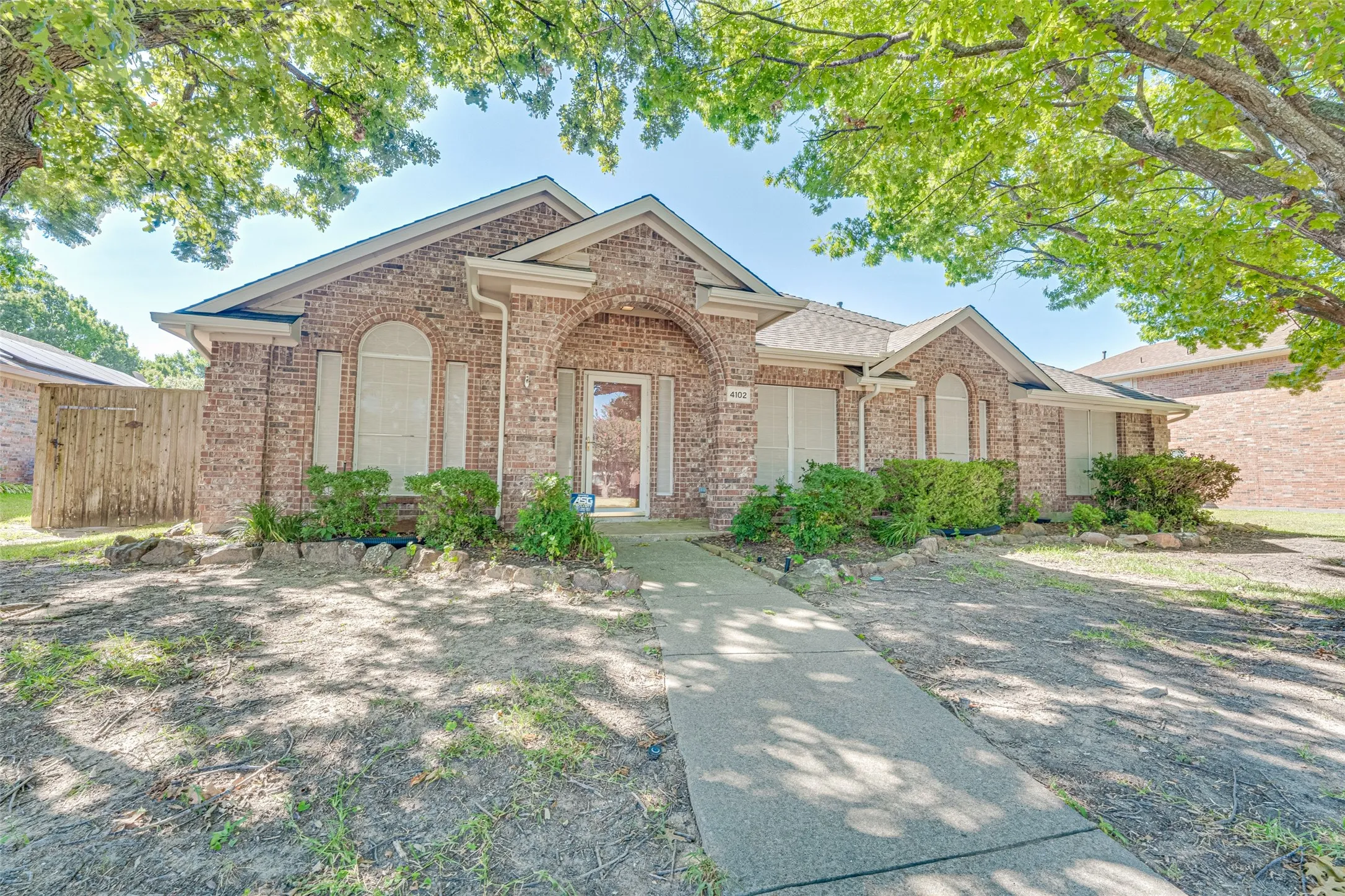 Single Family Residence For Sale in Dallas County , 4102 Baywatch Drive, Rowlett, Texas 75088, 4 Bedroom, 2 Bathroom, 2 Garage spaces, 2,893 Sqft, built in 1994, mls#21339697, Real Estate Agent in Rowlett, Homes For Sale in Dallas county, Homes For Sale in Rowlett, Realtor in Rowlett Texas, Real Estate Brokerage Independent Realty Texas, Luminita Cordes Realtor