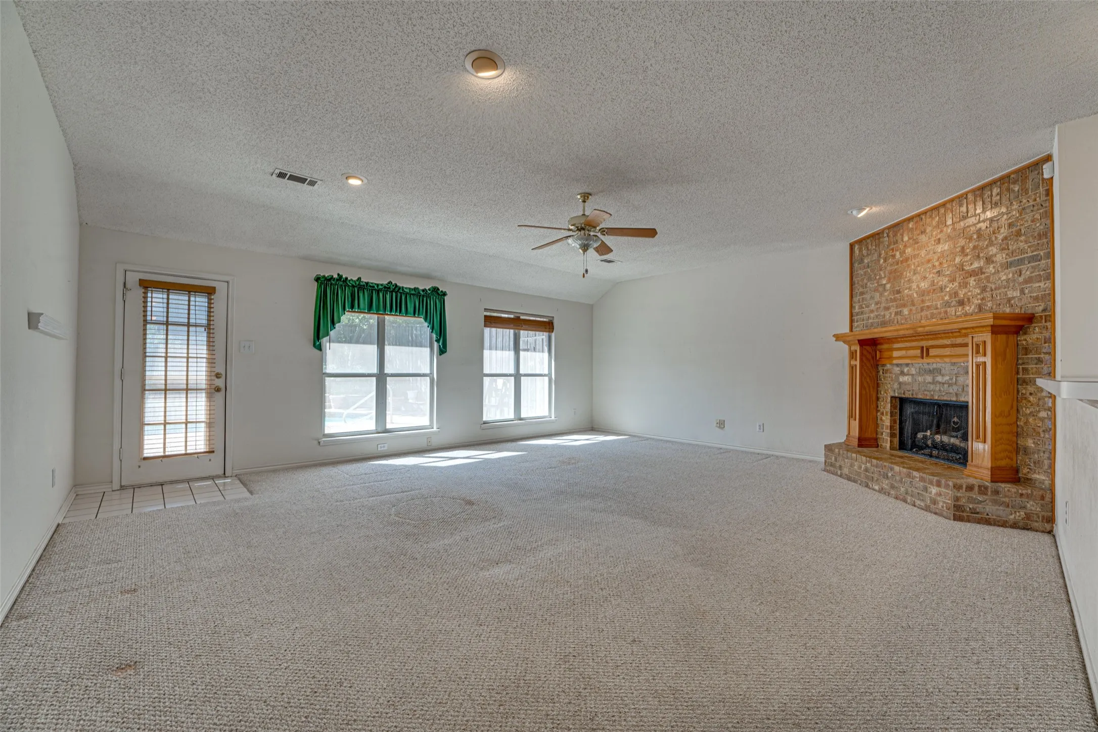 Single Family Residence For Sale in Dallas County , 4102 Baywatch Drive, Rowlett, Texas 75088, 4 Bedroom, 2 Bathroom, 2 Garage spaces, 2,893 Sqft, built in 1994, mls#21339697, Real Estate Agent in Rowlett, Homes For Sale in Dallas county, Homes For Sale in Rowlett, Realtor in Rowlett Texas, Real Estate Brokerage Independent Realty Texas, Luminita Cordes Realtor