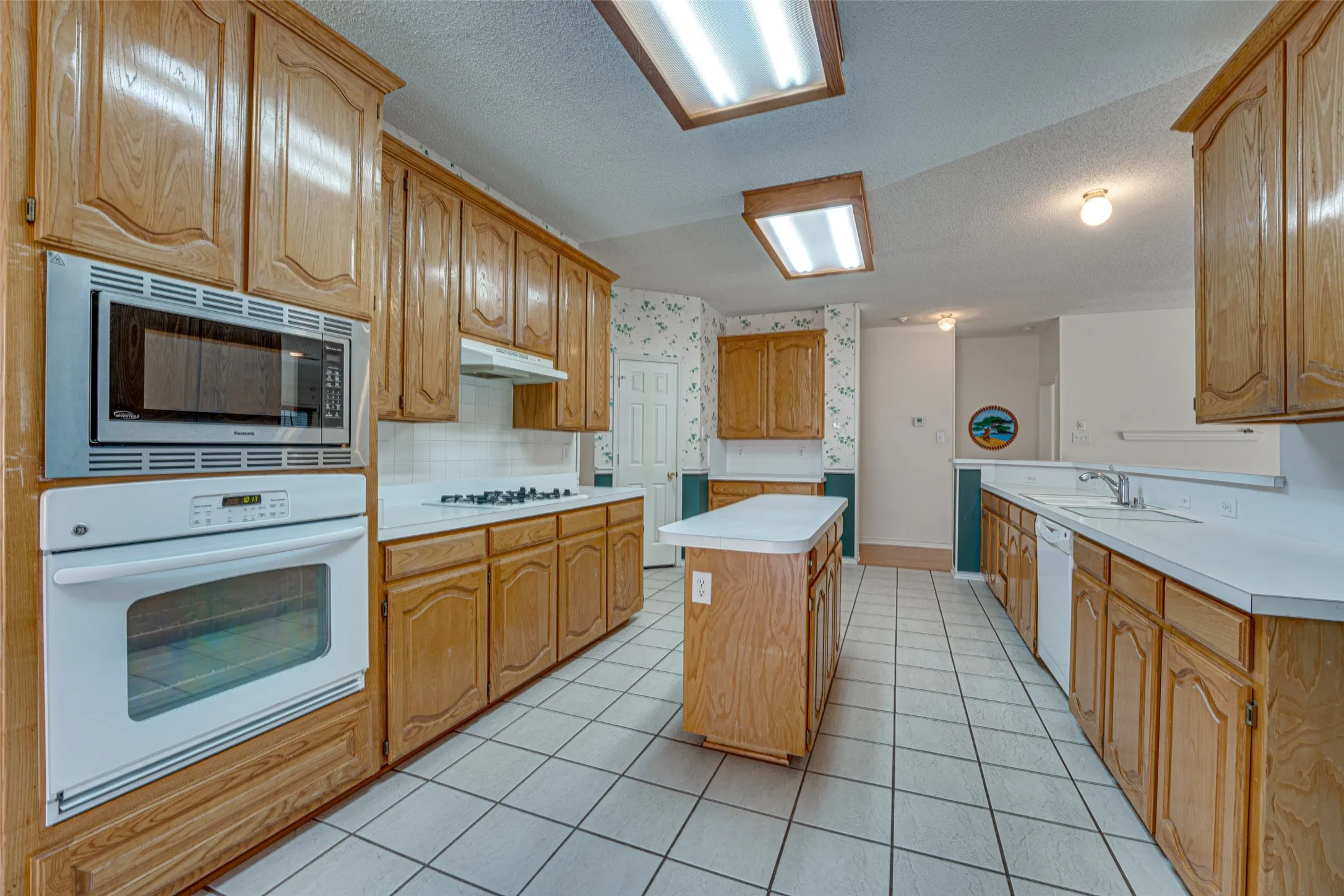 Single Family Residence For Sale in Dallas County , 4102 Baywatch Drive, Rowlett, Texas 75088, 4 Bedroom, 2 Bathroom, 2 Garage spaces, 2,893 Sqft, built in 1994, mls#21339697, Real Estate Agent in Rowlett, Homes For Sale in Dallas county, Homes For Sale in Rowlett, Realtor in Rowlett Texas, Real Estate Brokerage Independent Realty Texas, Luminita Cordes Realtor