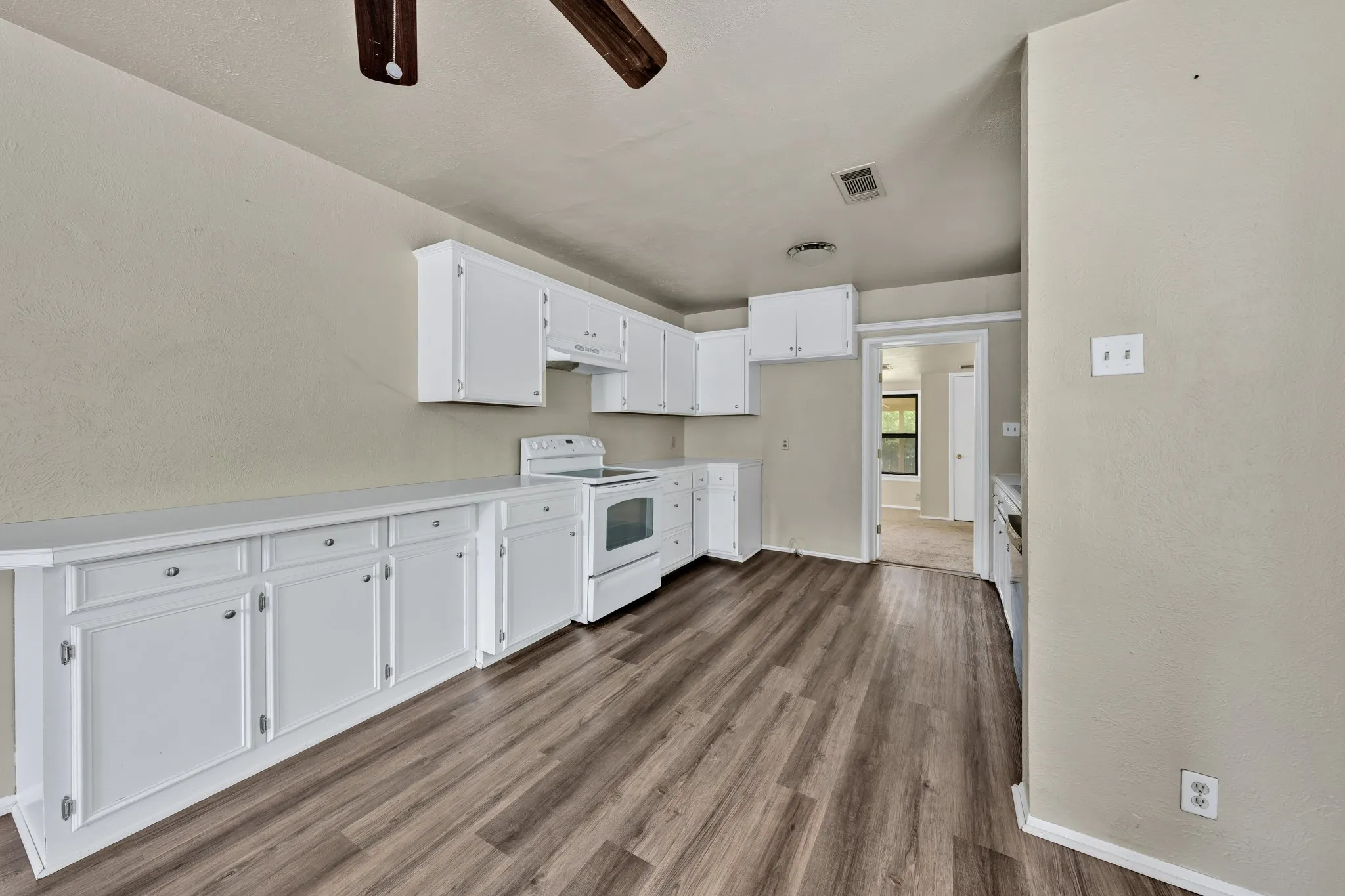 Single Family Residence For Sale in Cooke County , 1404 E Tennie Street, Gainesville, Texas 76240, 2 Bedrooms, 1 Bathroom, Garage spaces, 1,224 Sqft, built in 1950, Price $187,900, mls#21342846, Real Estate Agent in Gainesville, Homes For Sale in Cooke county, Homes For Sale in Gainesville, Realtor in Gainesville Texas, Real Estate Brokerage Independent Realty Texas, Luminita Cordes Realtor