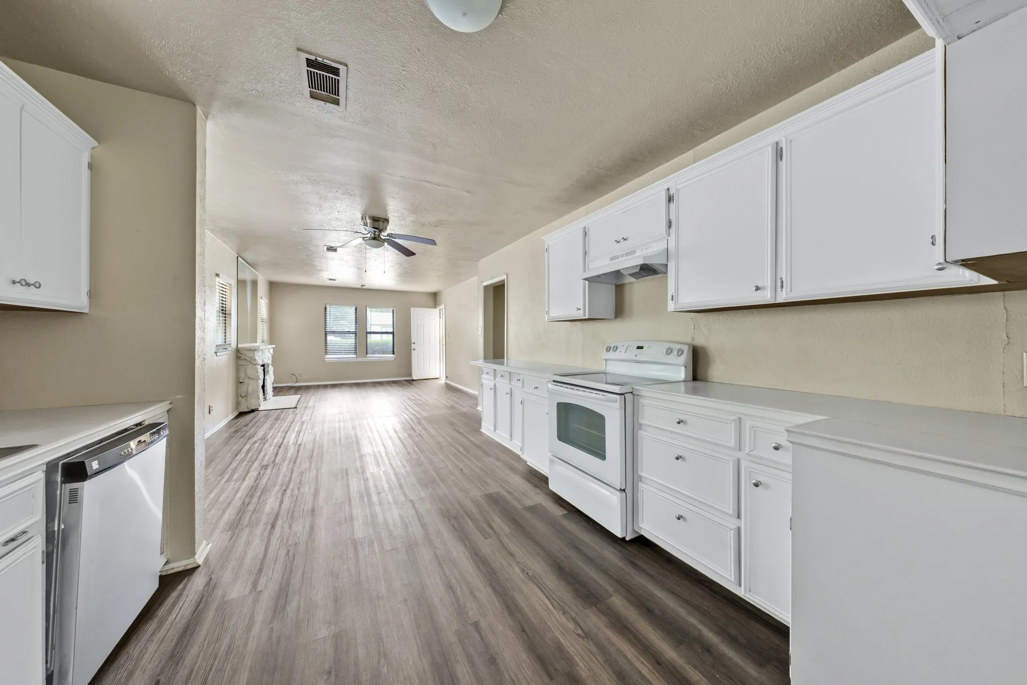 Single Family Residence For Sale in Cooke County , 1404 E Tennie Street, Gainesville, Texas 76240, 2 Bedrooms, 1 Bathroom, Garage spaces, 1,224 Sqft, built in 1950, Price $187,900, mls#21342846, Real Estate Agent in Gainesville, Homes For Sale in Cooke county, Homes For Sale in Gainesville, Realtor in Gainesville Texas, Real Estate Brokerage Independent Realty Texas, Luminita Cordes Realtor