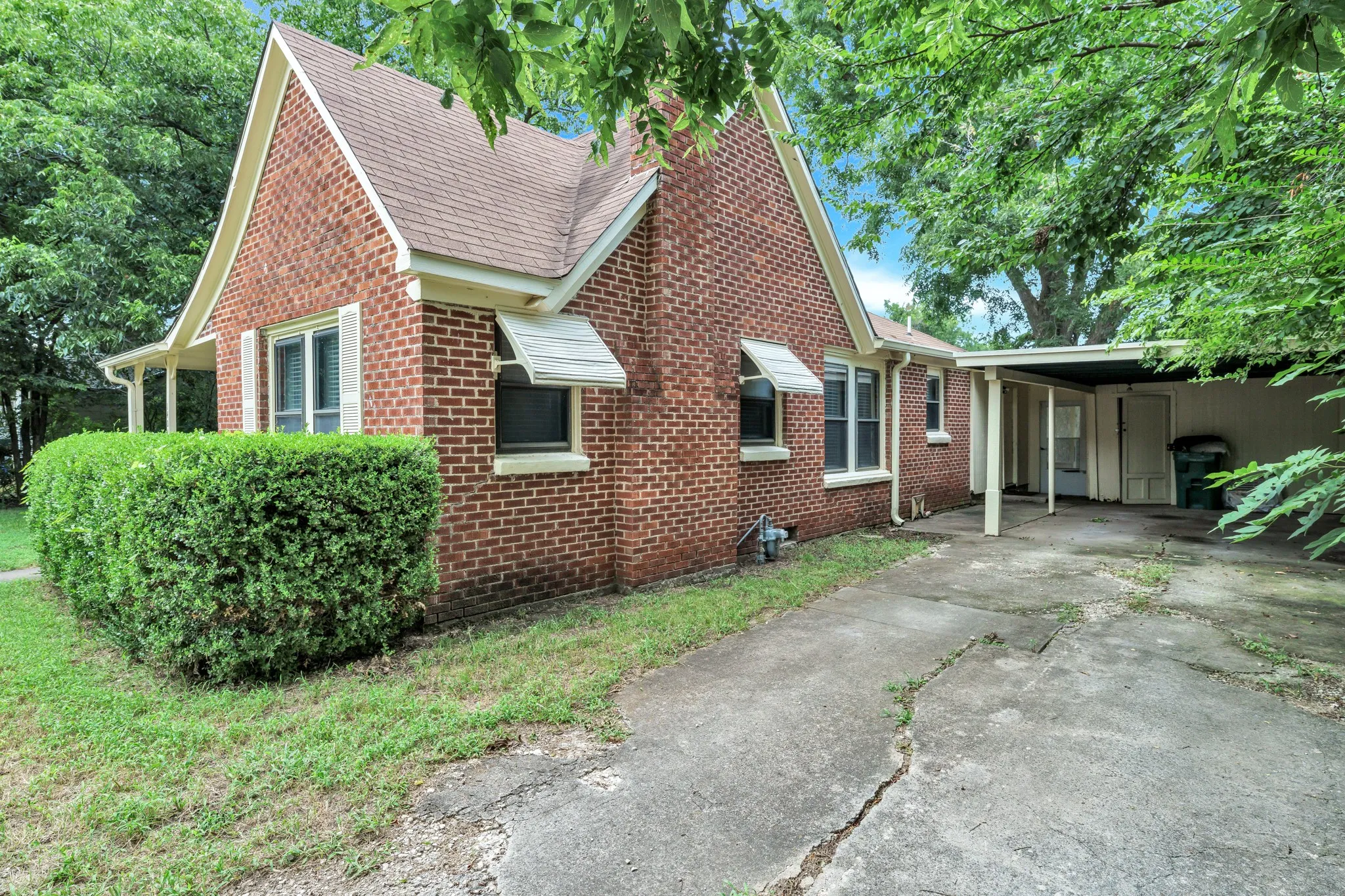 Single Family Residence For Sale in Cooke County , 1404 E Tennie Street, Gainesville, Texas 76240, 2 Bedrooms, 1 Bathroom, Garage spaces, 1,224 Sqft, built in 1950, Price $187,900, mls#21342846, Real Estate Agent in Gainesville, Homes For Sale in Cooke county, Homes For Sale in Gainesville, Realtor in Gainesville Texas, Real Estate Brokerage Independent Realty Texas, Luminita Cordes Realtor