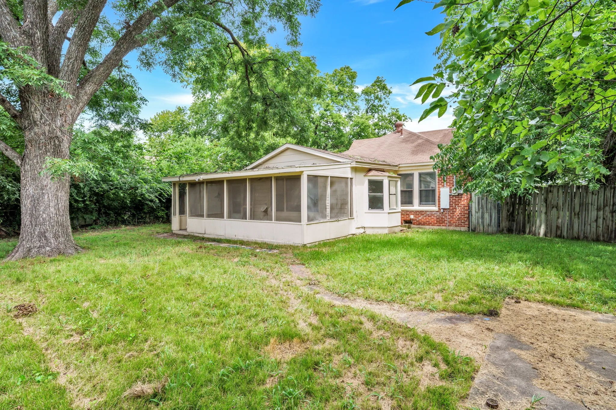Single Family Residence For Sale in Cooke County , 1404 E Tennie Street, Gainesville, Texas 76240, 2 Bedrooms, 1 Bathroom, Garage spaces, 1,224 Sqft, built in 1950, Price $187,900, mls#21342846, Real Estate Agent in Gainesville, Homes For Sale in Cooke county, Homes For Sale in Gainesville, Realtor in Gainesville Texas, Real Estate Brokerage Independent Realty Texas, Luminita Cordes Realtor