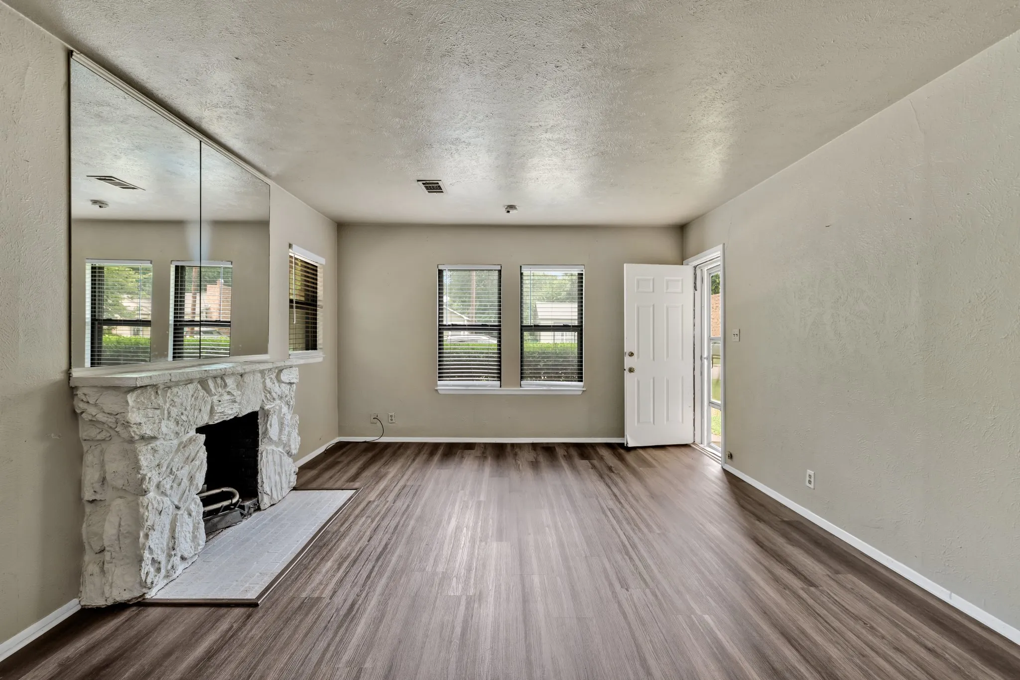 Single Family Residence For Sale in Cooke County , 1404 E Tennie Street, Gainesville, Texas 76240, 2 Bedrooms, 1 Bathroom, Garage spaces, 1,224 Sqft, built in 1950, Price $187,900, mls#21342846, Real Estate Agent in Gainesville, Homes For Sale in Cooke county, Homes For Sale in Gainesville, Realtor in Gainesville Texas, Real Estate Brokerage Independent Realty Texas, Luminita Cordes Realtor