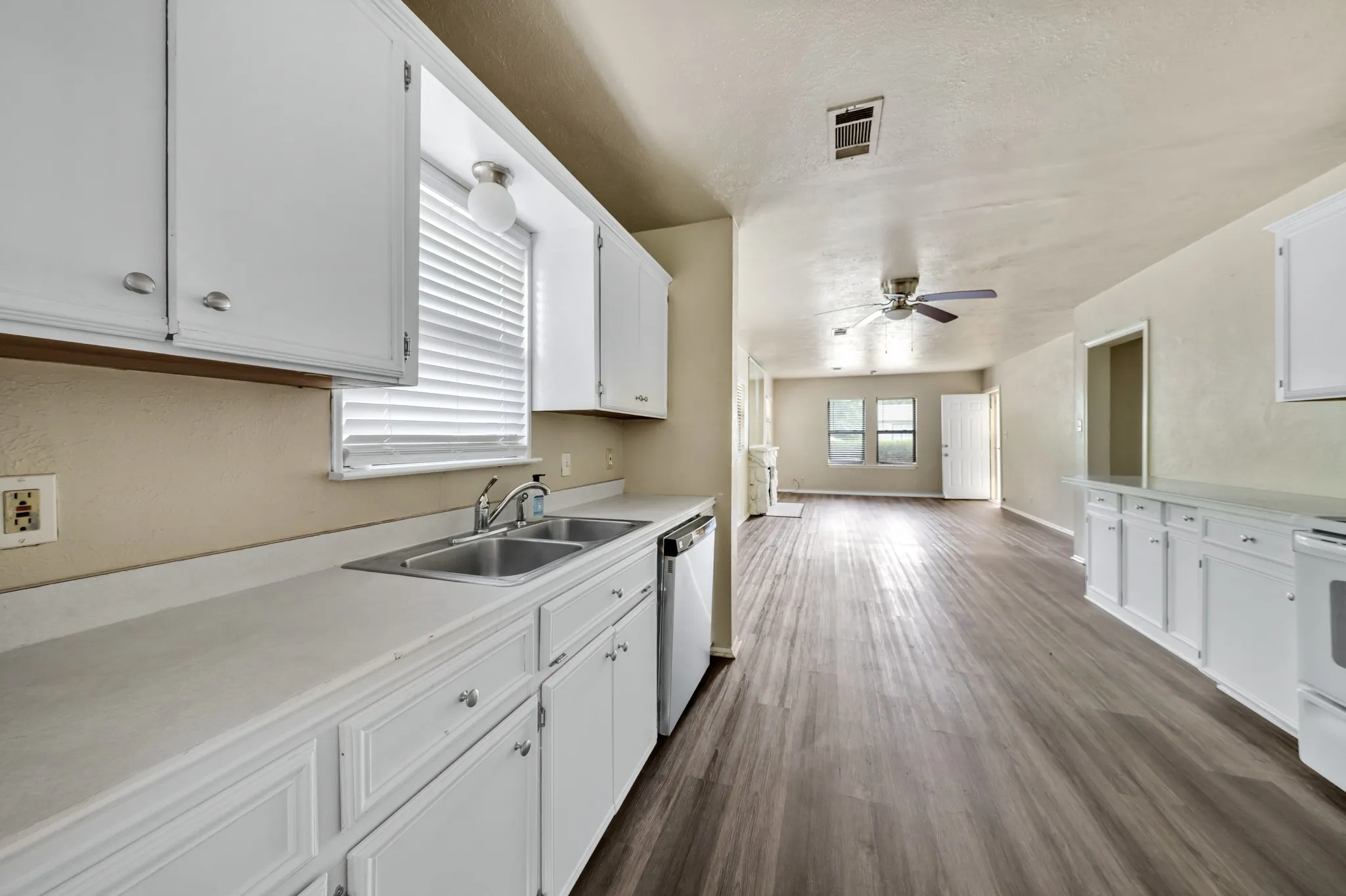 Single Family Residence For Sale in Cooke County , 1404 E Tennie Street, Gainesville, Texas 76240, 2 Bedrooms, 1 Bathroom, Garage spaces, 1,224 Sqft, built in 1950, Price $187,900, mls#21342846, Real Estate Agent in Gainesville, Homes For Sale in Cooke county, Homes For Sale in Gainesville, Realtor in Gainesville Texas, Real Estate Brokerage Independent Realty Texas, Luminita Cordes Realtor