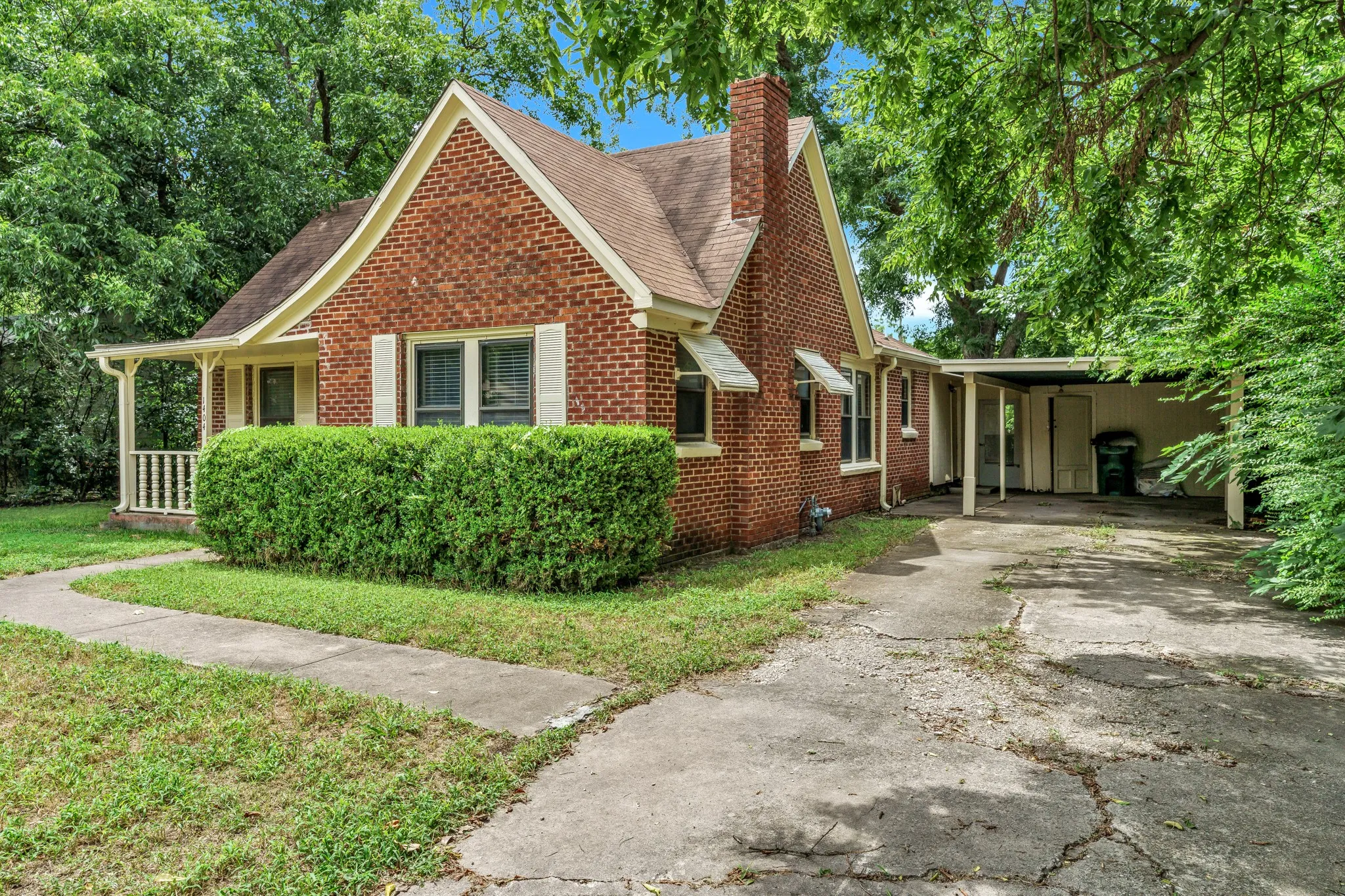 Single Family Residence For Sale in Cooke County , 1404 E Tennie Street, Gainesville, Texas 76240, 2 Bedrooms, 1 Bathroom, Garage spaces, 1,224 Sqft, built in 1950, Price $187,900, mls#21342846, Real Estate Agent in Gainesville, Homes For Sale in Cooke county, Homes For Sale in Gainesville, Realtor in Gainesville Texas, Real Estate Brokerage Independent Realty Texas, Luminita Cordes Realtor