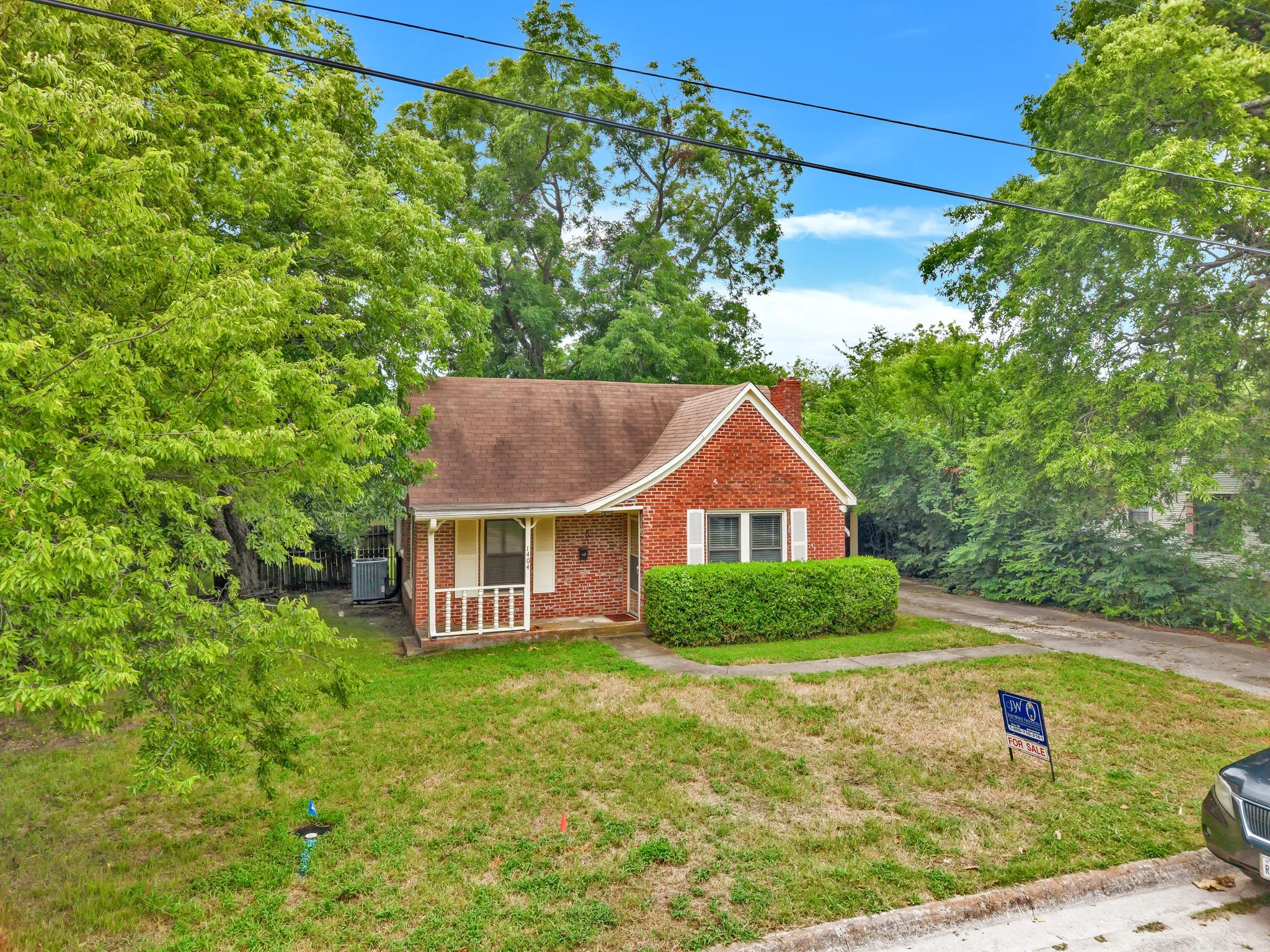 Single Family Residence For Sale in Cooke County , 1404 E Tennie Street, Gainesville, Texas 76240, 2 Bedrooms, 1 Bathroom, Garage spaces, 1,224 Sqft, built in 1950, Price $187,900, mls#21342846, Real Estate Agent in Gainesville, Homes For Sale in Cooke county, Homes For Sale in Gainesville, Realtor in Gainesville Texas, Real Estate Brokerage Independent Realty Texas, Luminita Cordes Realtor
