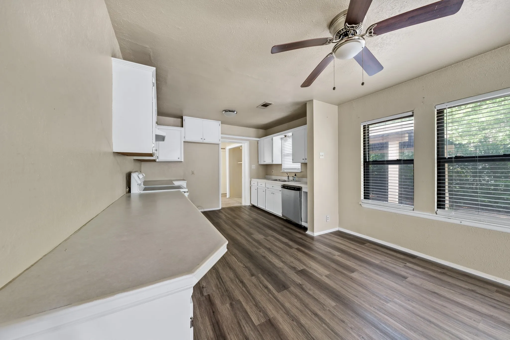 Single Family Residence For Sale in Cooke County , 1404 E Tennie Street, Gainesville, Texas 76240, 2 Bedrooms, 1 Bathroom, Garage spaces, 1,224 Sqft, built in 1950, Price $187,900, mls#21342846, Real Estate Agent in Gainesville, Homes For Sale in Cooke county, Homes For Sale in Gainesville, Realtor in Gainesville Texas, Real Estate Brokerage Independent Realty Texas, Luminita Cordes Realtor