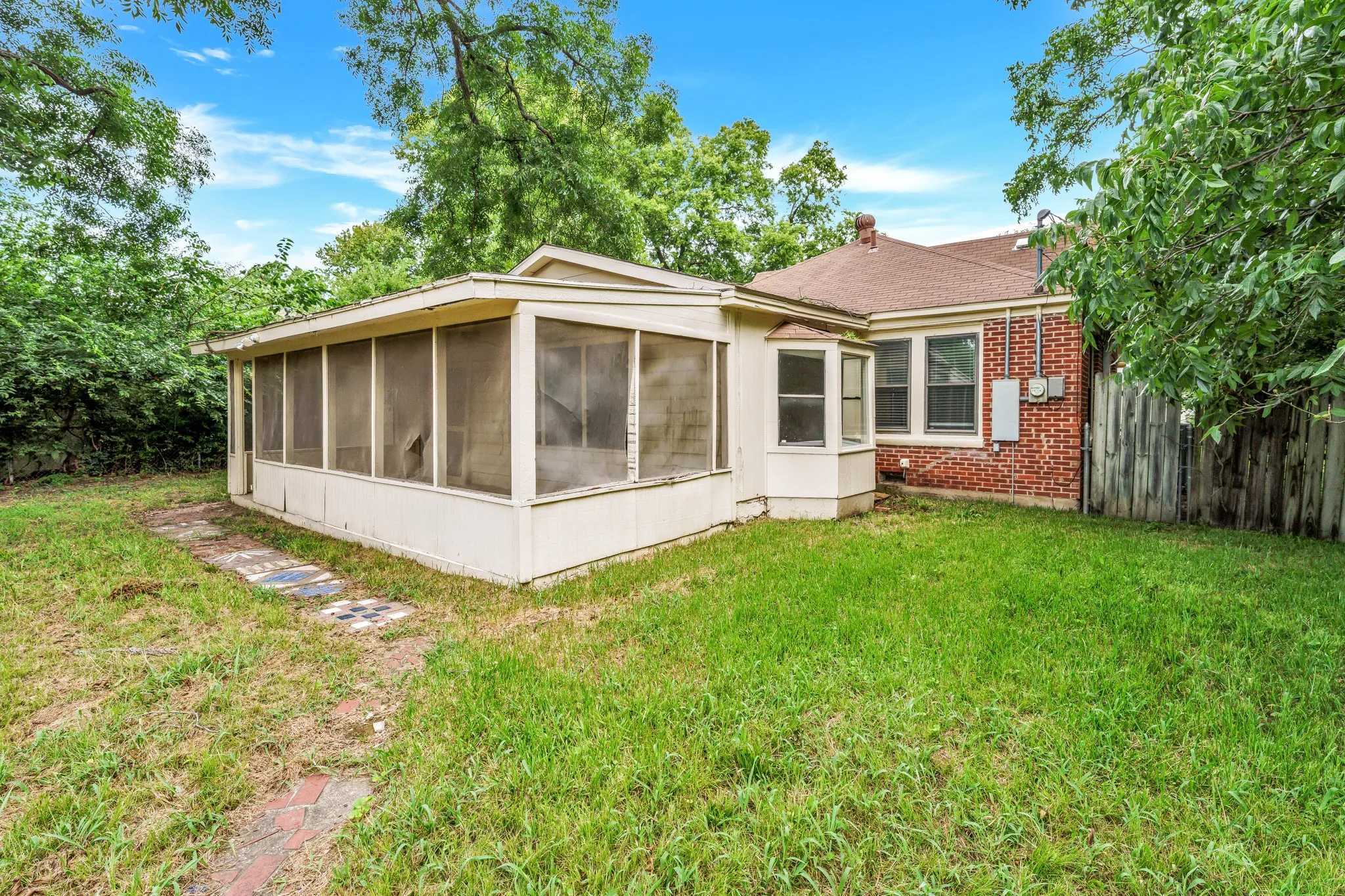 Single Family Residence For Sale in Cooke County , 1404 E Tennie Street, Gainesville, Texas 76240, 2 Bedrooms, 1 Bathroom, Garage spaces, 1,224 Sqft, built in 1950, Price $187,900, mls#21342846, Real Estate Agent in Gainesville, Homes For Sale in Cooke county, Homes For Sale in Gainesville, Realtor in Gainesville Texas, Real Estate Brokerage Independent Realty Texas, Luminita Cordes Realtor
