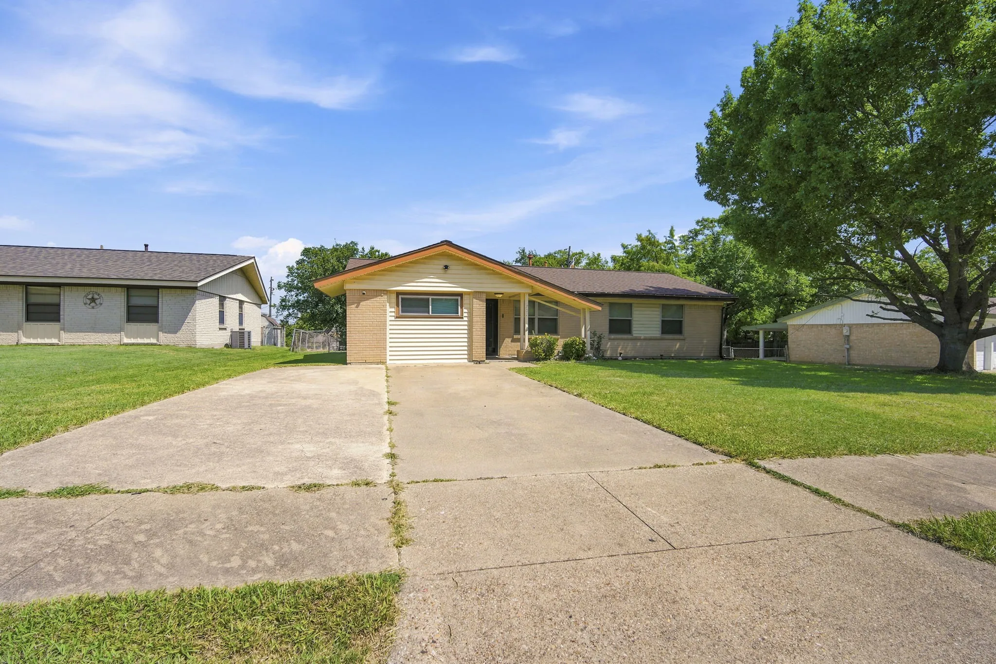 Single Family Residence For Sale in Ellis County , 702 Phillips Drive, Ennis, Texas 75119, 3 Bedroom, 2 Bathroom, Garage spaces, 1,435 Sqft, built in 1965, mls#21342166, Real Estate Agent in Ennis, Homes For Sale in Ellis county, Homes For Sale in Ennis, Realtor in Ennis Texas, Real Estate Brokerage Independent Realty Texas, Luminita Cordes Realtor