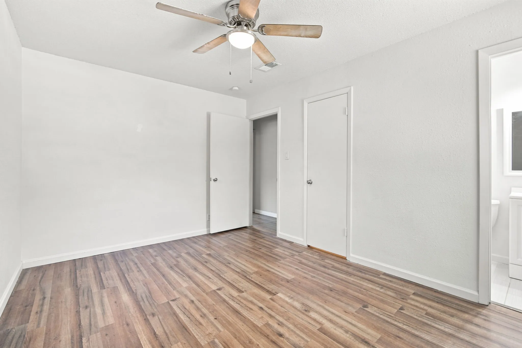 Single Family Residence For Sale in Ellis County , 702 Phillips Drive, Ennis, Texas 75119, 3 Bedroom, 2 Bathroom, Garage spaces, 1,435 Sqft, built in 1965, mls#21342166, Real Estate Agent in Ennis, Homes For Sale in Ellis county, Homes For Sale in Ennis, Realtor in Ennis Texas, Real Estate Brokerage Independent Realty Texas, Luminita Cordes Realtor