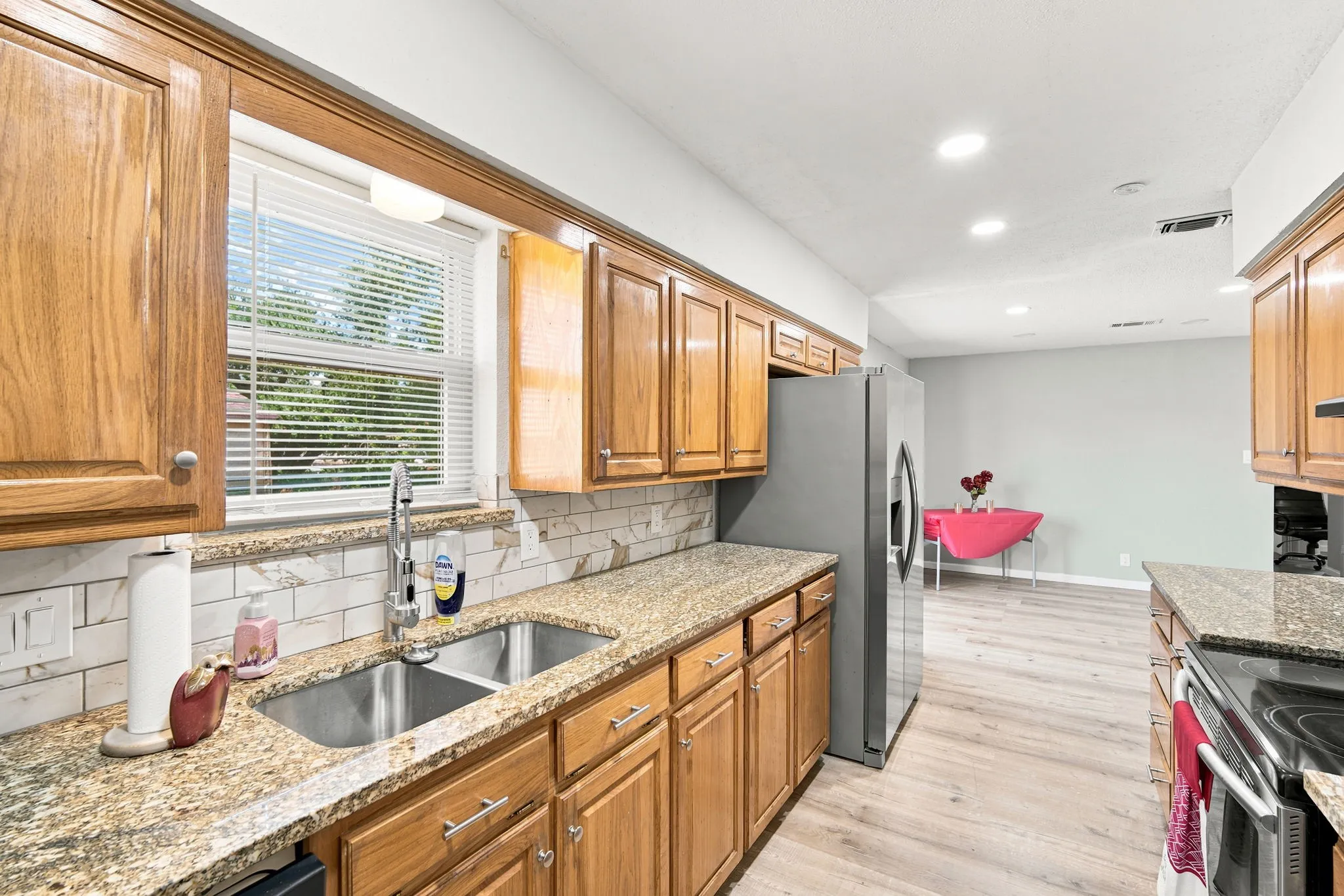 Single Family Residence For Sale in Ellis County , 702 Phillips Drive, Ennis, Texas 75119, 3 Bedroom, 2 Bathroom, Garage spaces, 1,435 Sqft, built in 1965, mls#21342166, Real Estate Agent in Ennis, Homes For Sale in Ellis county, Homes For Sale in Ennis, Realtor in Ennis Texas, Real Estate Brokerage Independent Realty Texas, Luminita Cordes Realtor