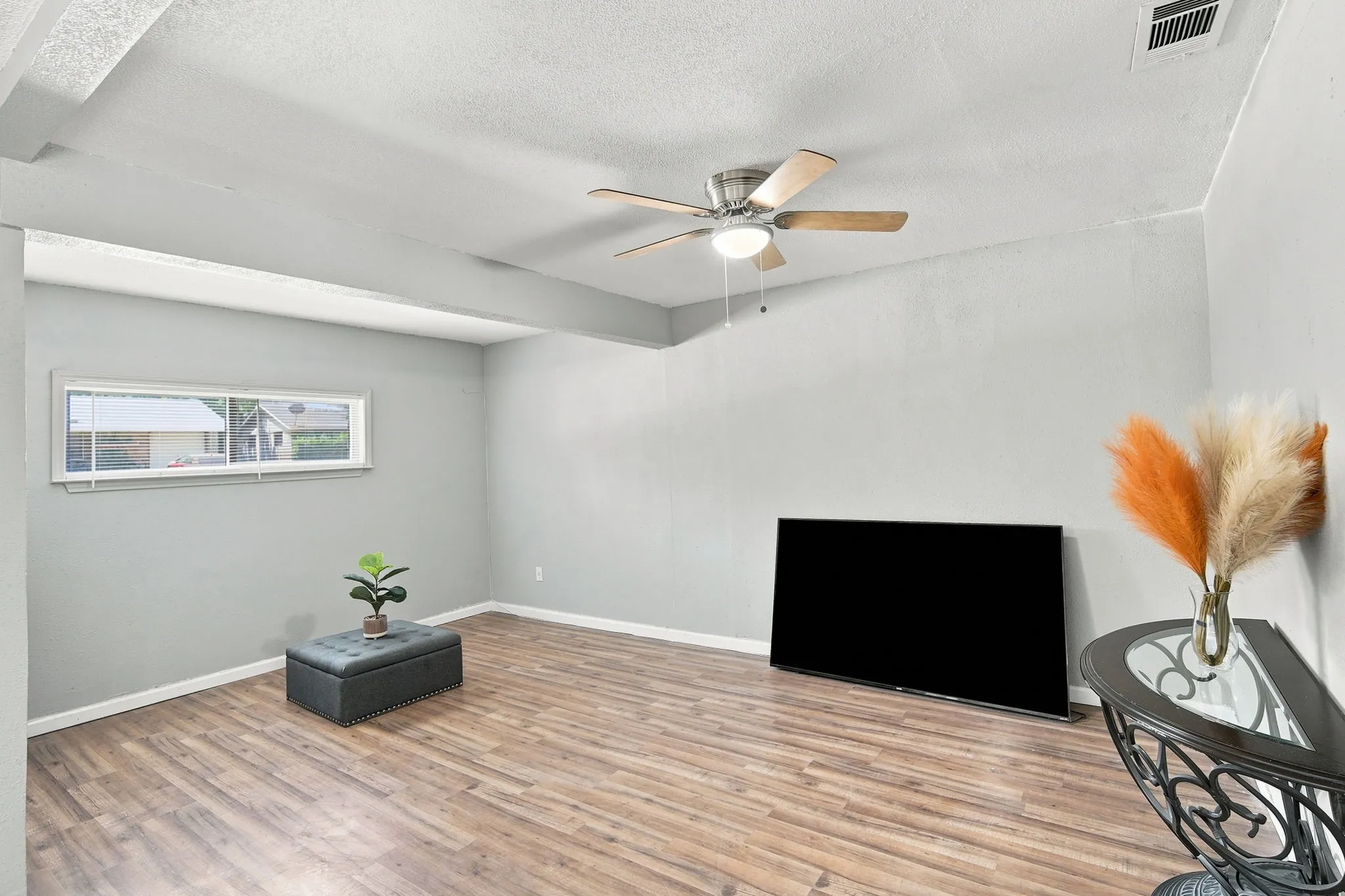 Single Family Residence For Sale in Ellis County , 702 Phillips Drive, Ennis, Texas 75119, 3 Bedroom, 2 Bathroom, Garage spaces, 1,435 Sqft, built in 1965, mls#21342166, Real Estate Agent in Ennis, Homes For Sale in Ellis county, Homes For Sale in Ennis, Realtor in Ennis Texas, Real Estate Brokerage Independent Realty Texas, Luminita Cordes Realtor