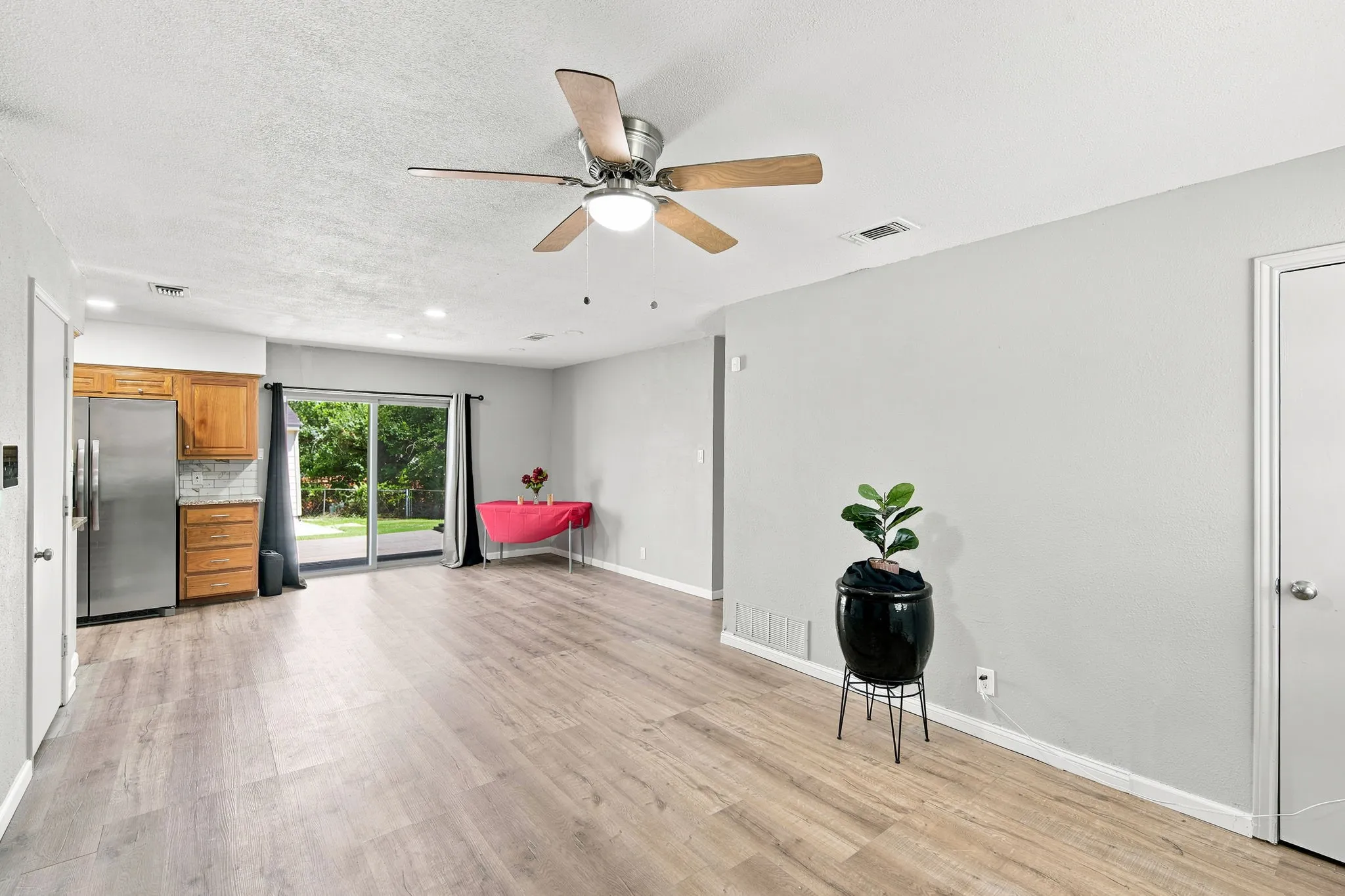 Single Family Residence For Sale in Ellis County , 702 Phillips Drive, Ennis, Texas 75119, 3 Bedroom, 2 Bathroom, Garage spaces, 1,435 Sqft, built in 1965, mls#21342166, Real Estate Agent in Ennis, Homes For Sale in Ellis county, Homes For Sale in Ennis, Realtor in Ennis Texas, Real Estate Brokerage Independent Realty Texas, Luminita Cordes Realtor