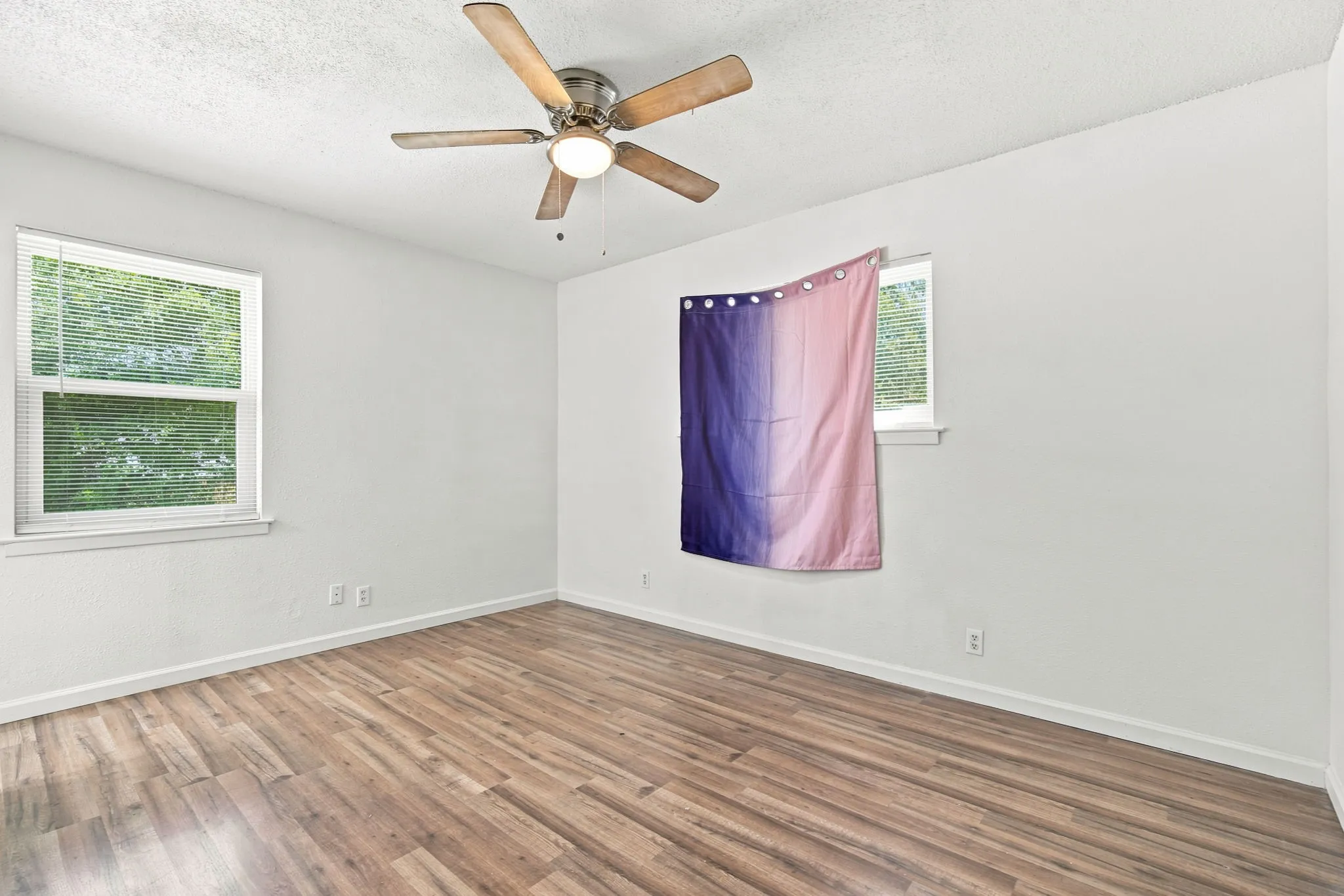 Single Family Residence For Sale in Ellis County , 702 Phillips Drive, Ennis, Texas 75119, 3 Bedroom, 2 Bathroom, Garage spaces, 1,435 Sqft, built in 1965, mls#21342166, Real Estate Agent in Ennis, Homes For Sale in Ellis county, Homes For Sale in Ennis, Realtor in Ennis Texas, Real Estate Brokerage Independent Realty Texas, Luminita Cordes Realtor