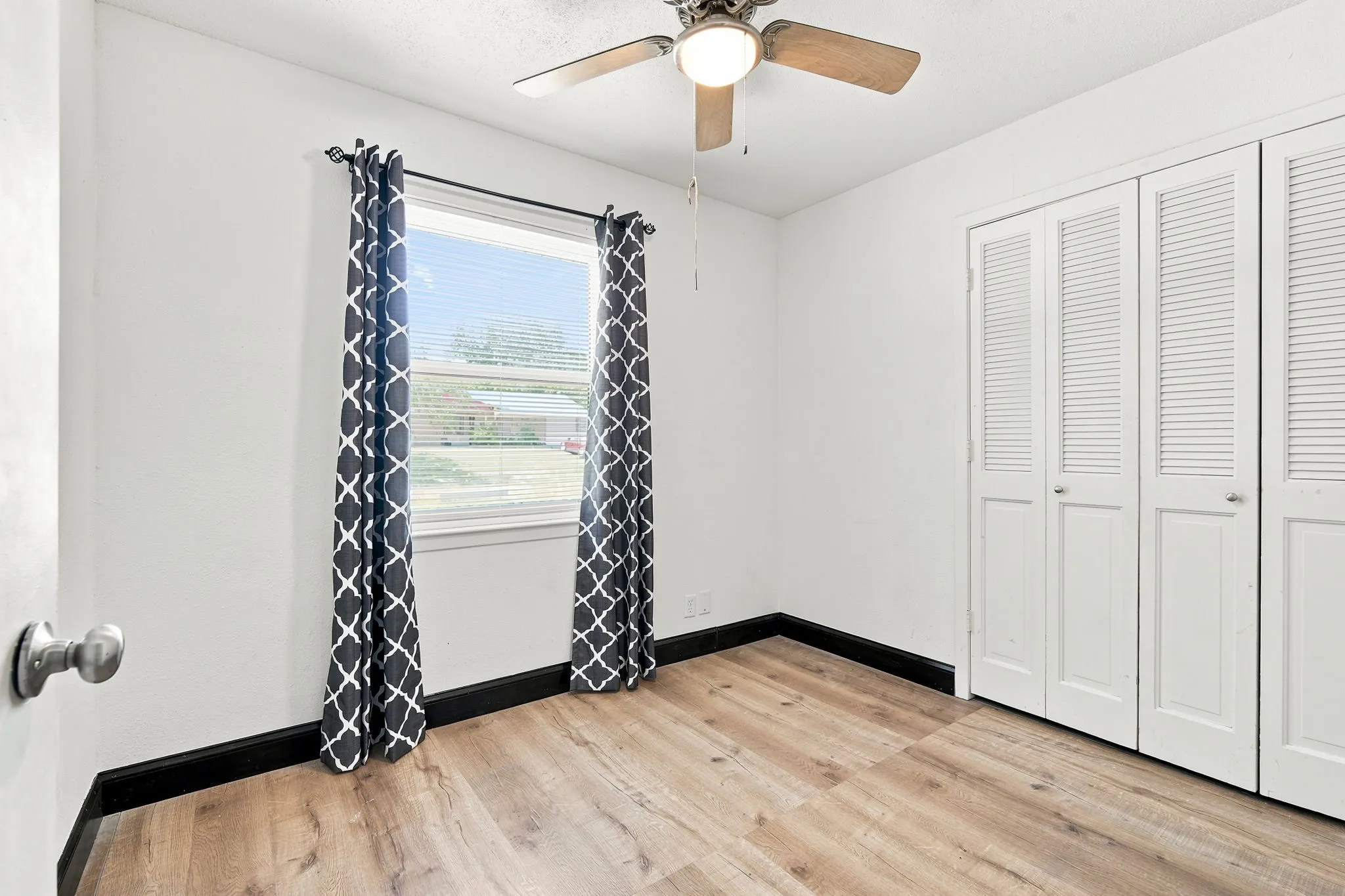 Single Family Residence For Sale in Ellis County , 702 Phillips Drive, Ennis, Texas 75119, 3 Bedroom, 2 Bathroom, Garage spaces, 1,435 Sqft, built in 1965, mls#21342166, Real Estate Agent in Ennis, Homes For Sale in Ellis county, Homes For Sale in Ennis, Realtor in Ennis Texas, Real Estate Brokerage Independent Realty Texas, Luminita Cordes Realtor