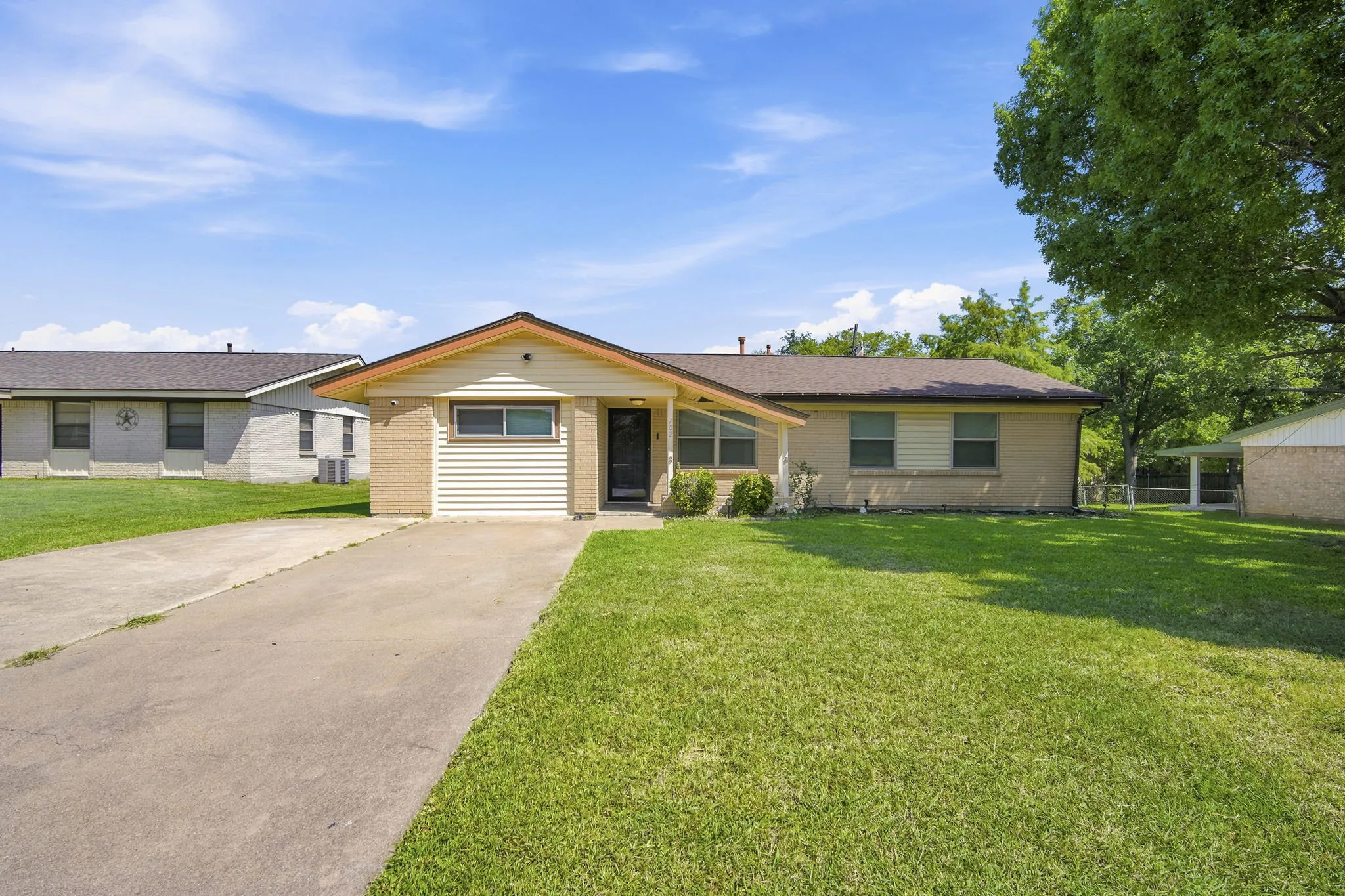 Single Family Residence For Sale in Ellis County , 702 Phillips Drive, Ennis, Texas 75119, 3 Bedroom, 2 Bathroom, Garage spaces, 1,435 Sqft, built in 1965, mls#21342166, Real Estate Agent in Ennis, Homes For Sale in Ellis county, Homes For Sale in Ennis, Realtor in Ennis Texas, Real Estate Brokerage Independent Realty Texas, Luminita Cordes Realtor