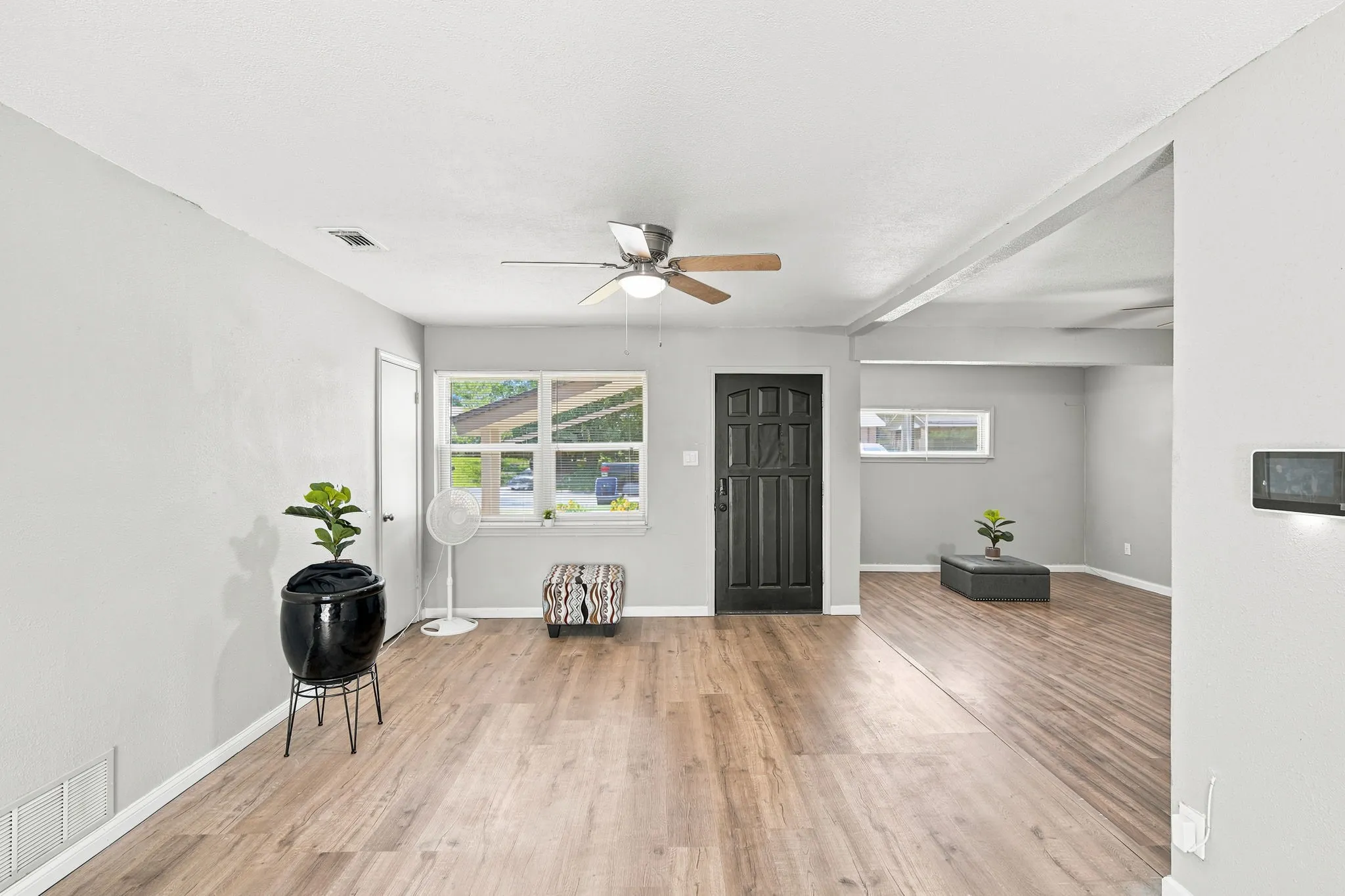 Single Family Residence For Sale in Ellis County , 702 Phillips Drive, Ennis, Texas 75119, 3 Bedroom, 2 Bathroom, Garage spaces, 1,435 Sqft, built in 1965, mls#21342166, Real Estate Agent in Ennis, Homes For Sale in Ellis county, Homes For Sale in Ennis, Realtor in Ennis Texas, Real Estate Brokerage Independent Realty Texas, Luminita Cordes Realtor