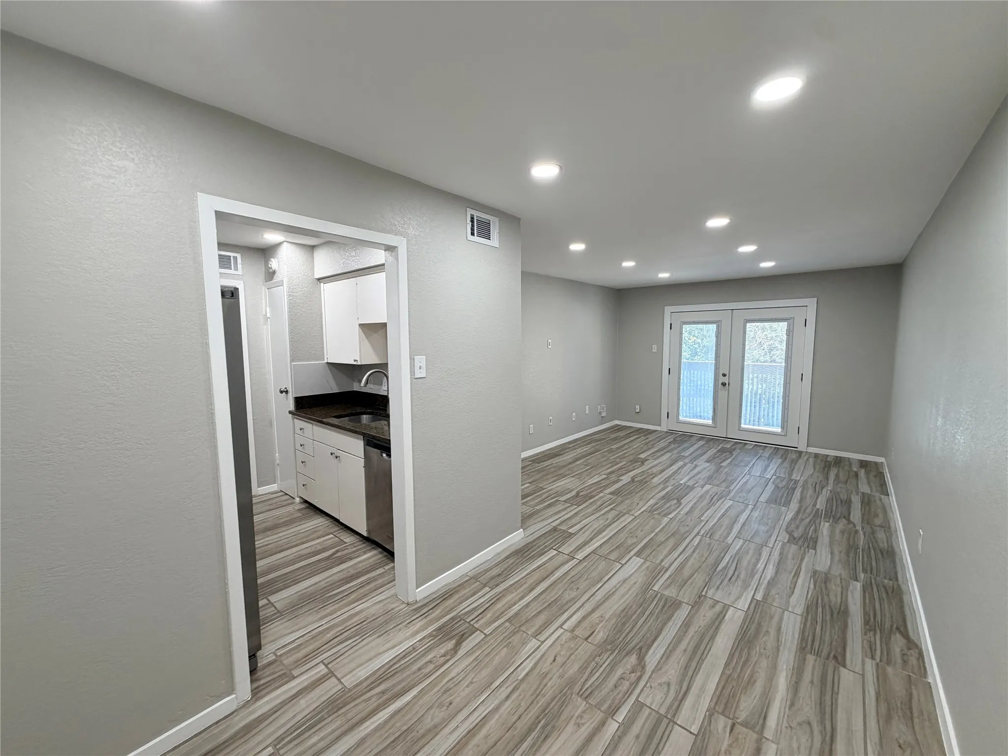 Condominium For Sale in Dallas County , 4845 Cedar Springs Road 170, Dallas, Texas 75219, 2 Bedroom, 2 Bathroom, 2 Garage spaces, 961 Sqft, built in 1970, mls#21343241, Real Estate Agent in Dallas, Homes For Sale in Dallas county, Homes For Sale in Dallas, Realtor in Dallas Texas, Real Estate Brokerage Independent Realty Texas, Luminita Cordes Realtor
