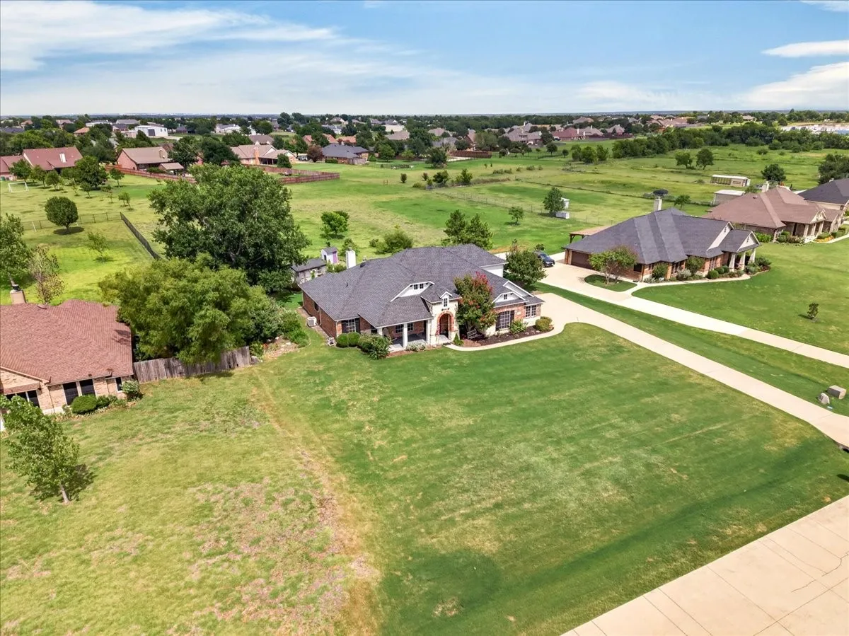 Single Family Residence For Sale in Kaufman County , 10165 Bantry Lane, Forney, Texas 75126, 4 Bedroom, 2 Bathroom, 2 Garage spaces, 2,475 Sqft, built in 2006, mls#21342559, Real Estate Agent in Forney, Homes For Sale in Kaufman county, Homes For Sale in Forney, Realtor in Forney Texas, Real Estate Brokerage Independent Realty Texas, Luminita Cordes Realtor