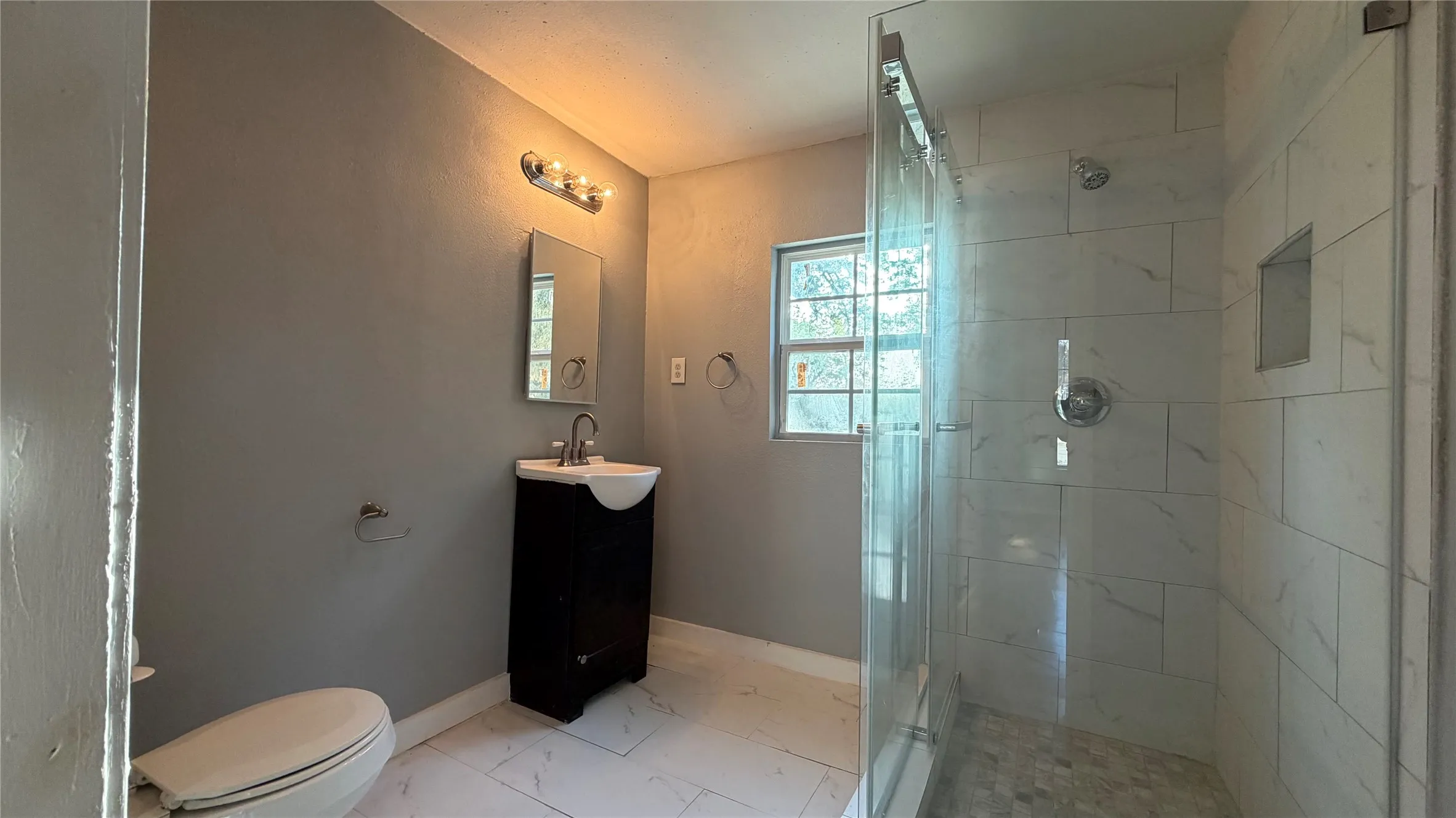 Single Family Residence For Sale in Tarrant County , 2522 N Hughes Avenue, Fort Worth, Texas 76103, 4 Bedroom, 3 Bathroom, Garage spaces, 2,705 Sqft, built in 1947, mls#21343142, Real Estate Agent in Fort Worth, Homes For Sale in Tarrant county, Homes For Sale in Fort Worth, Realtor in Fort Worth Texas, Real Estate Brokerage Independent Realty Texas, Luminita Cordes Realtor