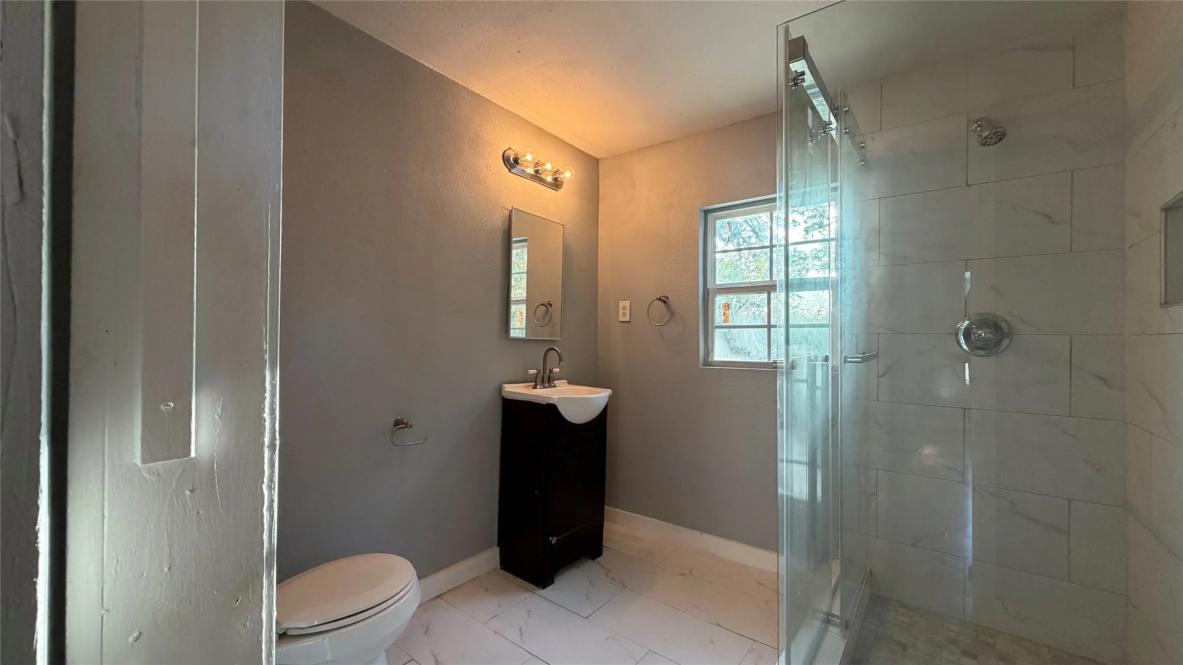 Single Family Residence For Sale in Tarrant County , 2522 N Hughes Avenue, Fort Worth, Texas 76103, 4 Bedroom, 3 Bathroom, Garage spaces, 2,705 Sqft, built in 1947, mls#21343142, Real Estate Agent in Fort Worth, Homes For Sale in Tarrant county, Homes For Sale in Fort Worth, Realtor in Fort Worth Texas, Real Estate Brokerage Independent Realty Texas, Luminita Cordes Realtor