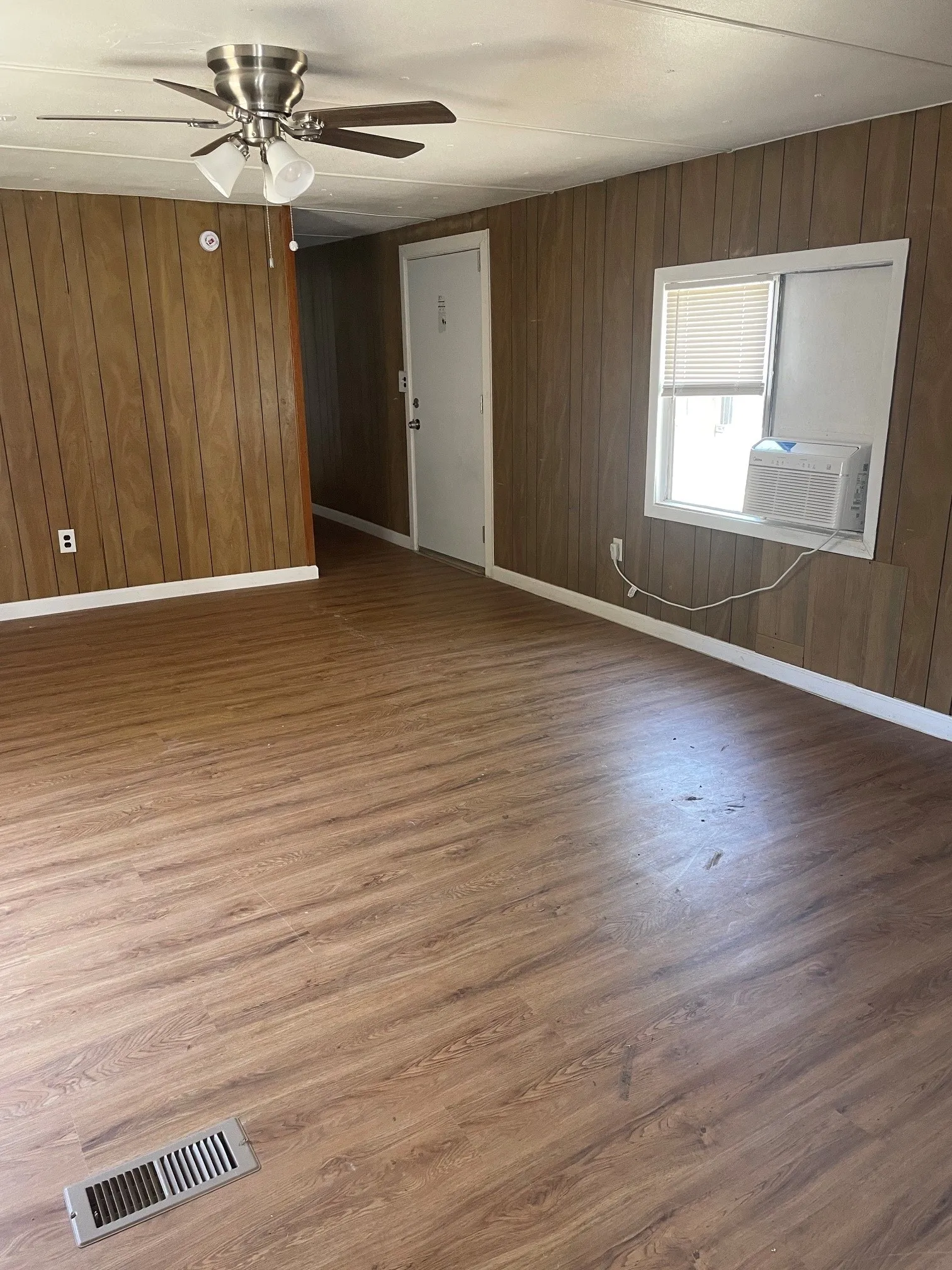 Mobile Home For Rent in Collin County , 1303 Genoveva Lane, Anna, Texas 75409, 3 Bedroom, 2 Bathroom, Garage spaces, 1,064 Sqft, built in 1982, mls#21343250, Real Estate Agent in Anna, Homes For Rent in Collin county, Homes For Rent in Anna, Realtor in Anna Texas, Real Estate Brokerage Independent Realty Texas, Luminita Cordes Realtor