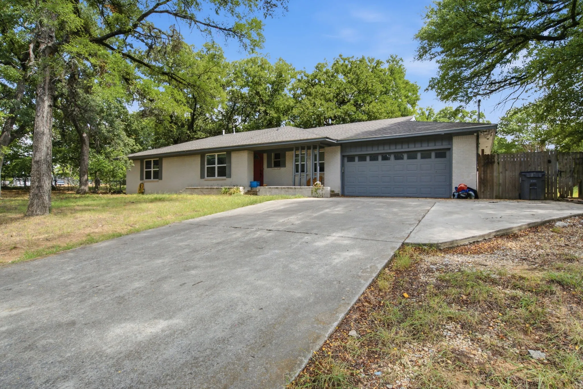 Single Family Residence For Sale in Tarrant County , 128 Redbird Lane N, Azle, Texas 76020, 3 Bedroom, 2 Bathroom, 2 Garage spaces, 1,857 Sqft, built in 1965, mls#21343258, Real Estate Agent in Azle, Homes For Sale in Tarrant county, Homes For Sale in Azle, Realtor in Azle Texas, Real Estate Brokerage Independent Realty Texas, Luminita Cordes Realtor