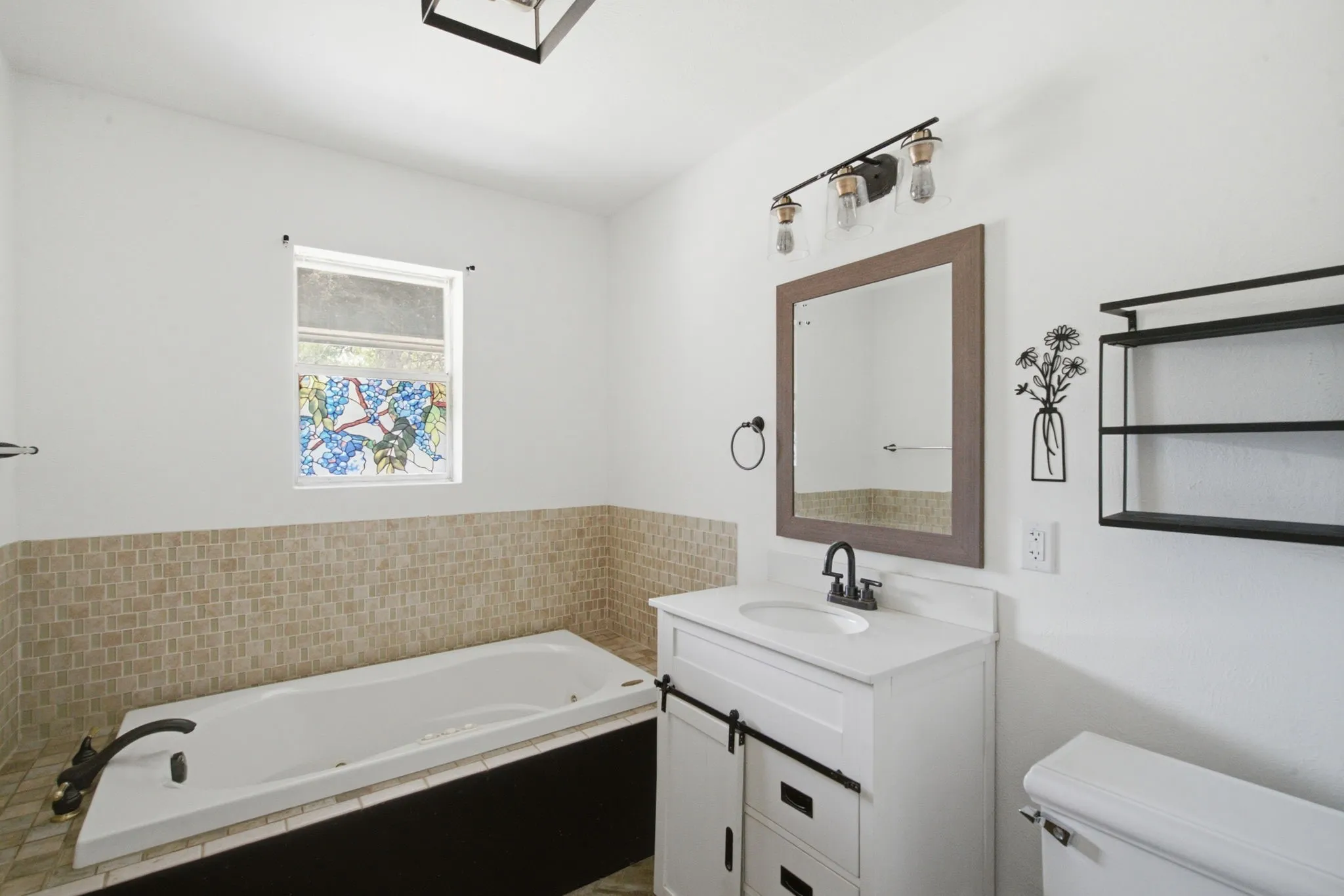Single Family Residence For Sale in Tarrant County , 128 Redbird Lane N, Azle, Texas 76020, 3 Bedroom, 2 Bathroom, 2 Garage spaces, 1,857 Sqft, built in 1965, mls#21343258, Real Estate Agent in Azle, Homes For Sale in Tarrant county, Homes For Sale in Azle, Realtor in Azle Texas, Real Estate Brokerage Independent Realty Texas, Luminita Cordes Realtor