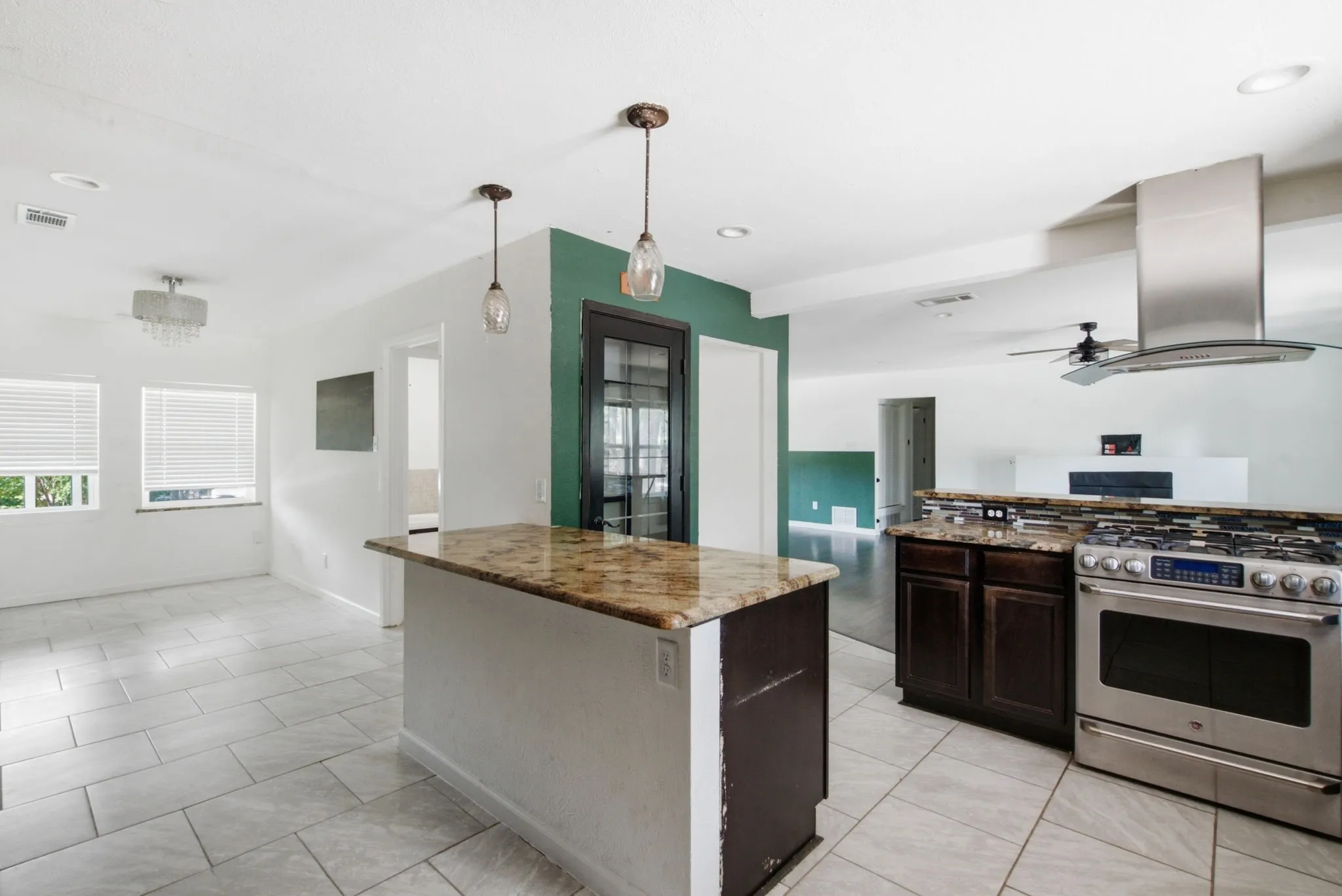Single Family Residence For Sale in Tarrant County , 128 Redbird Lane N, Azle, Texas 76020, 3 Bedroom, 2 Bathroom, 2 Garage spaces, 1,857 Sqft, built in 1965, mls#21343258, Real Estate Agent in Azle, Homes For Sale in Tarrant county, Homes For Sale in Azle, Realtor in Azle Texas, Real Estate Brokerage Independent Realty Texas, Luminita Cordes Realtor