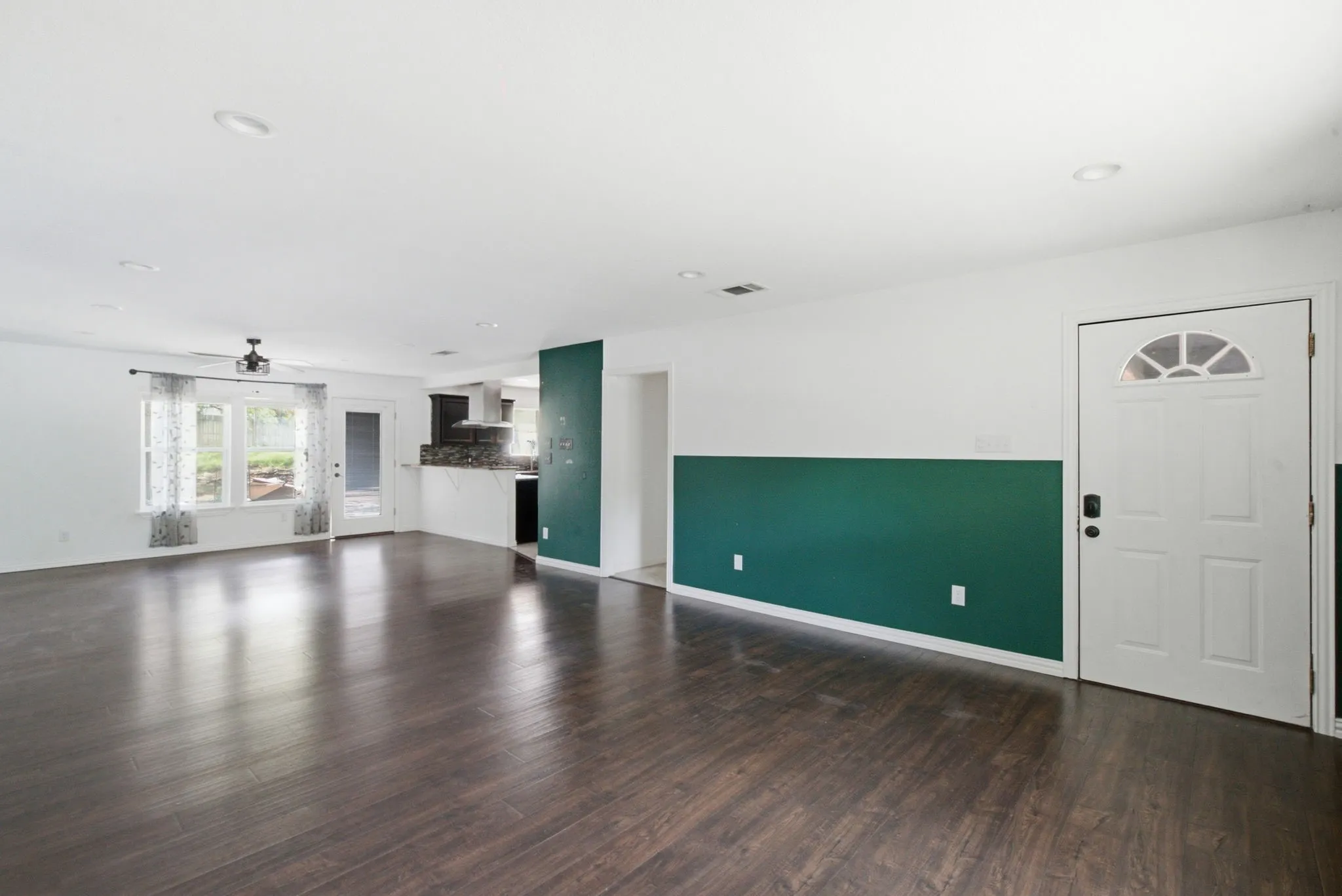Single Family Residence For Sale in Tarrant County , 128 Redbird Lane N, Azle, Texas 76020, 3 Bedroom, 2 Bathroom, 2 Garage spaces, 1,857 Sqft, built in 1965, mls#21343258, Real Estate Agent in Azle, Homes For Sale in Tarrant county, Homes For Sale in Azle, Realtor in Azle Texas, Real Estate Brokerage Independent Realty Texas, Luminita Cordes Realtor