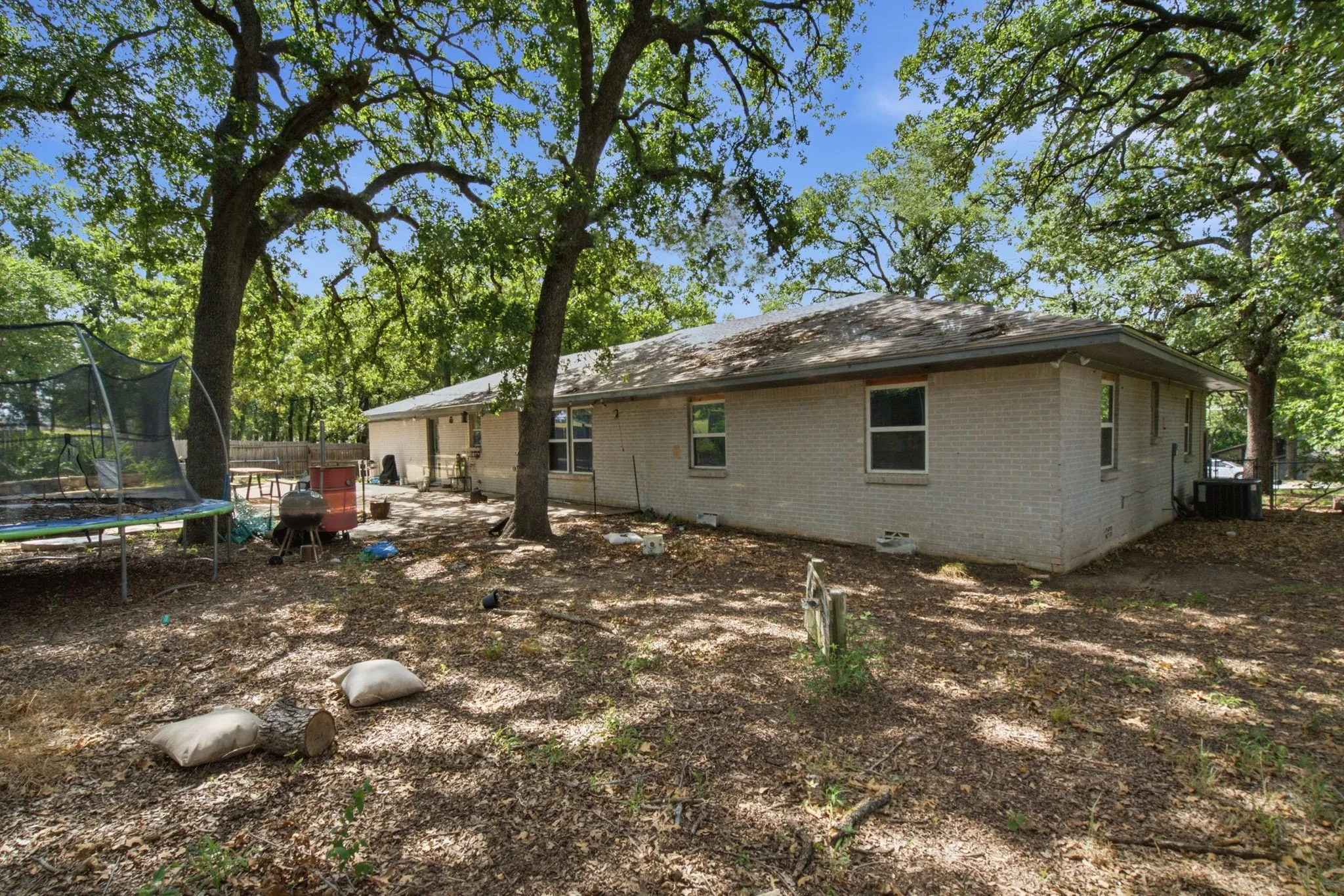 Single Family Residence For Sale in Tarrant County , 128 Redbird Lane N, Azle, Texas 76020, 3 Bedroom, 2 Bathroom, 2 Garage spaces, 1,857 Sqft, built in 1965, mls#21343258, Real Estate Agent in Azle, Homes For Sale in Tarrant county, Homes For Sale in Azle, Realtor in Azle Texas, Real Estate Brokerage Independent Realty Texas, Luminita Cordes Realtor