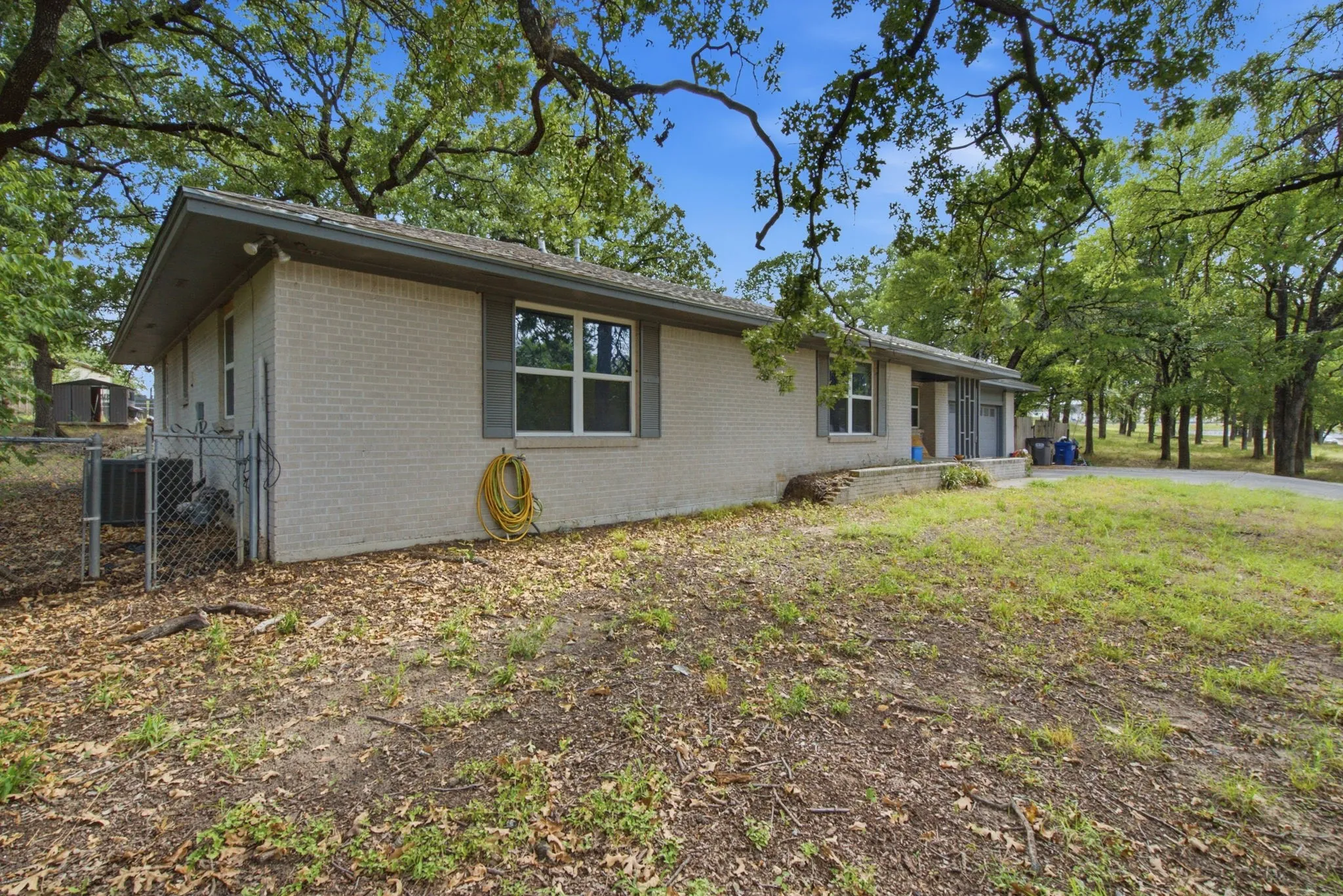 Single Family Residence For Sale in Tarrant County , 128 Redbird Lane N, Azle, Texas 76020, 3 Bedroom, 2 Bathroom, 2 Garage spaces, 1,857 Sqft, built in 1965, mls#21343258, Real Estate Agent in Azle, Homes For Sale in Tarrant county, Homes For Sale in Azle, Realtor in Azle Texas, Real Estate Brokerage Independent Realty Texas, Luminita Cordes Realtor