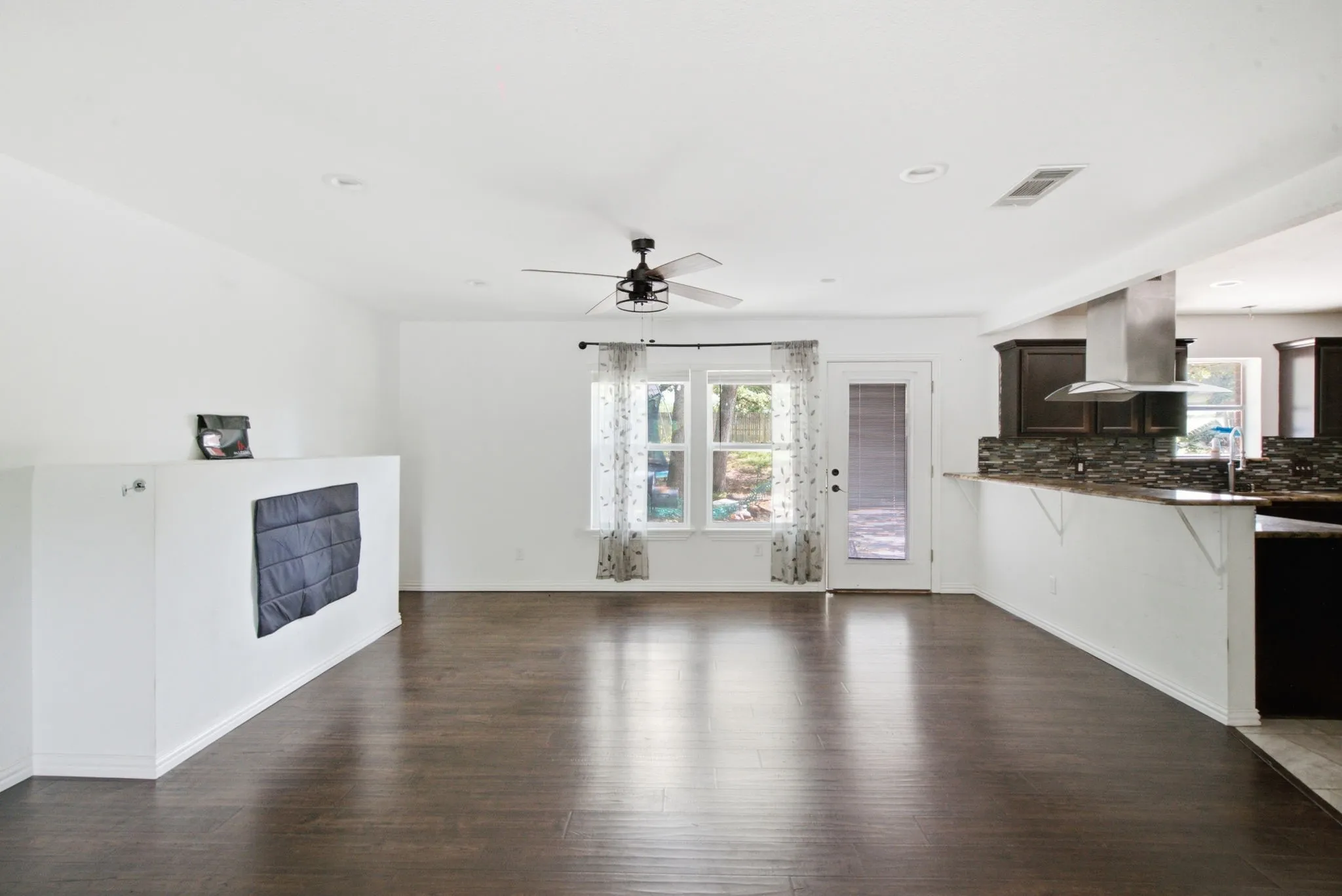 Single Family Residence For Sale in Tarrant County , 128 Redbird Lane N, Azle, Texas 76020, 3 Bedroom, 2 Bathroom, 2 Garage spaces, 1,857 Sqft, built in 1965, mls#21343258, Real Estate Agent in Azle, Homes For Sale in Tarrant county, Homes For Sale in Azle, Realtor in Azle Texas, Real Estate Brokerage Independent Realty Texas, Luminita Cordes Realtor