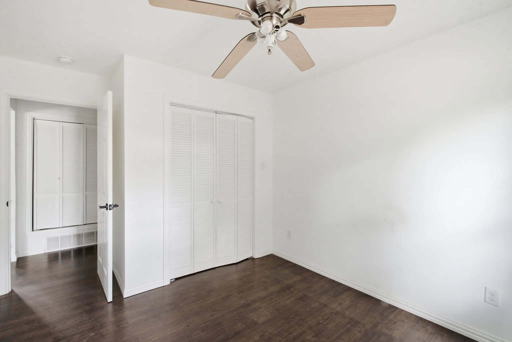Single Family Residence For Sale in Tarrant County , 128 Redbird Lane N, Azle, Texas 76020, 3 Bedroom, 2 Bathroom, 2 Garage spaces, 1,857 Sqft, built in 1965, mls#21343258, Real Estate Agent in Azle, Homes For Sale in Tarrant county, Homes For Sale in Azle, Realtor in Azle Texas, Real Estate Brokerage Independent Realty Texas, Luminita Cordes Realtor